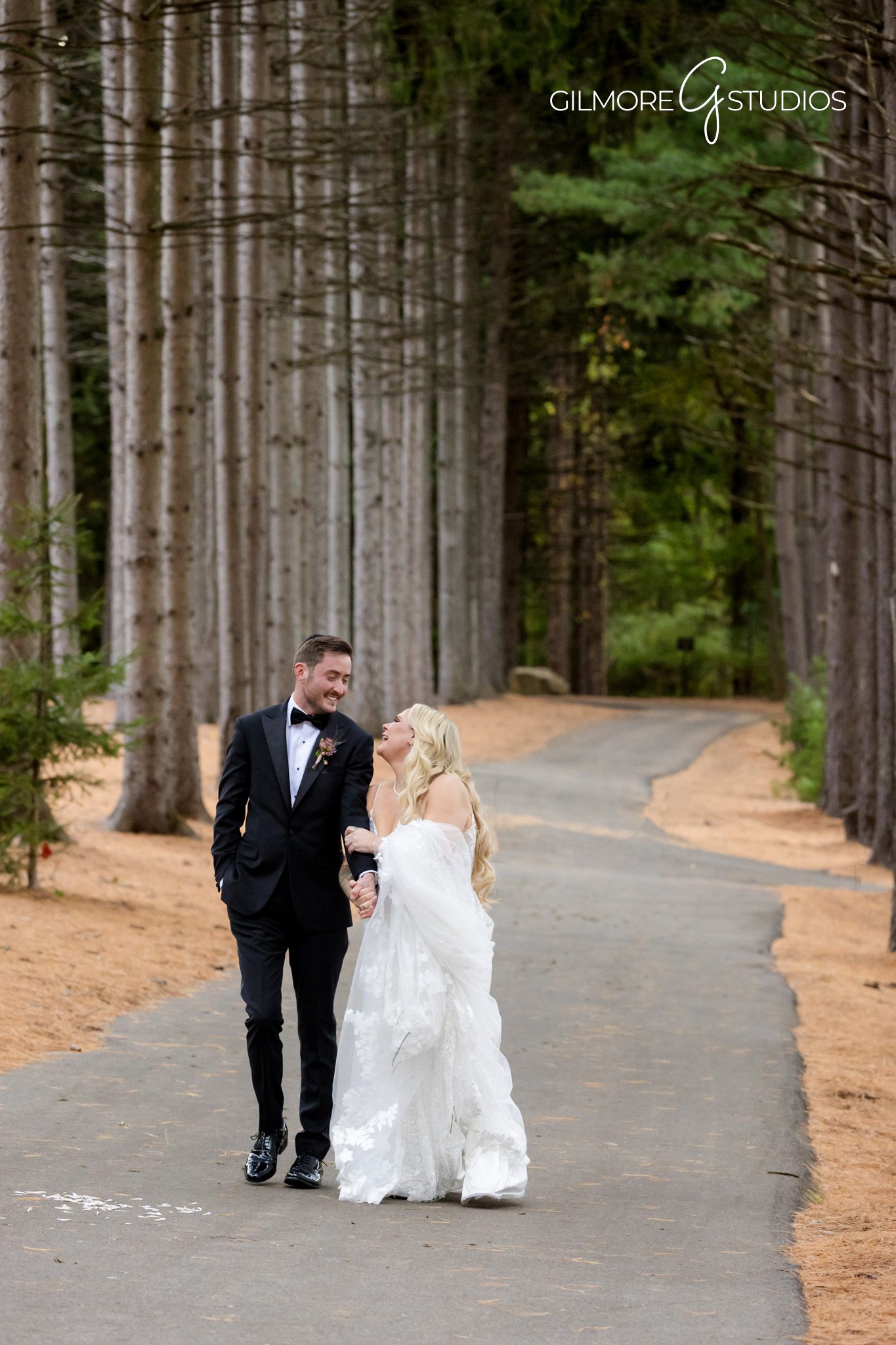 Wedding ceremony at Shepherd’s Hollow Golf Club captured by Gilmore Studios
Michigan wedding photographer documenting golf club wedding in Clarkston