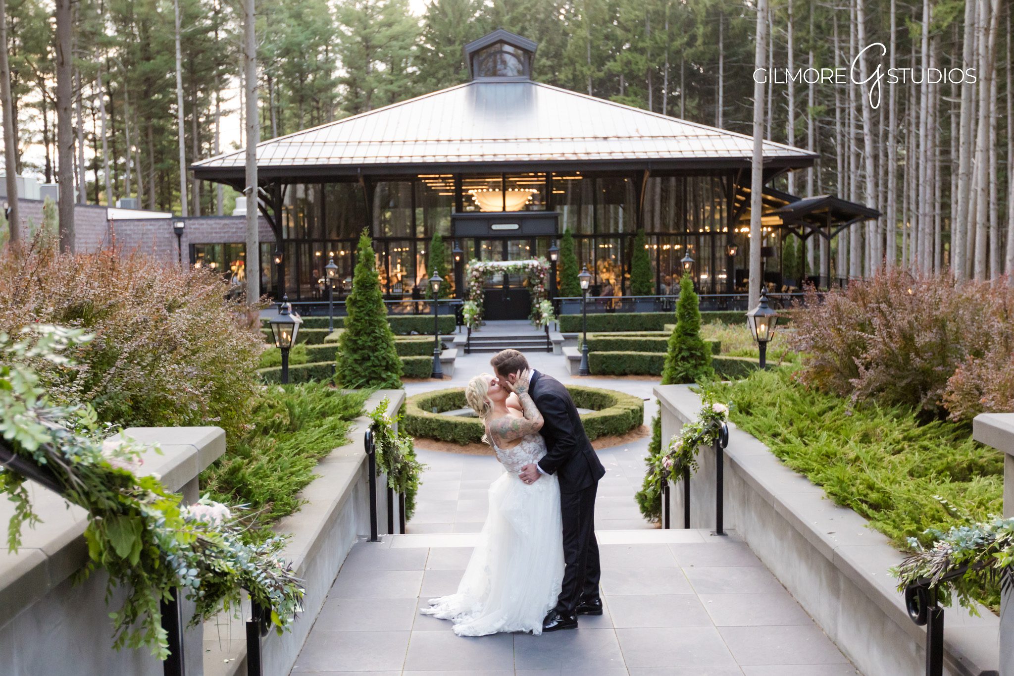 Michigan wedding photographer capturing elegant portraits at Shepherd’s Hollow Golf Club
Gilmore Studios wedding photography at Shepherd’s Hollow Golf Club Michigan outdoor ceremony