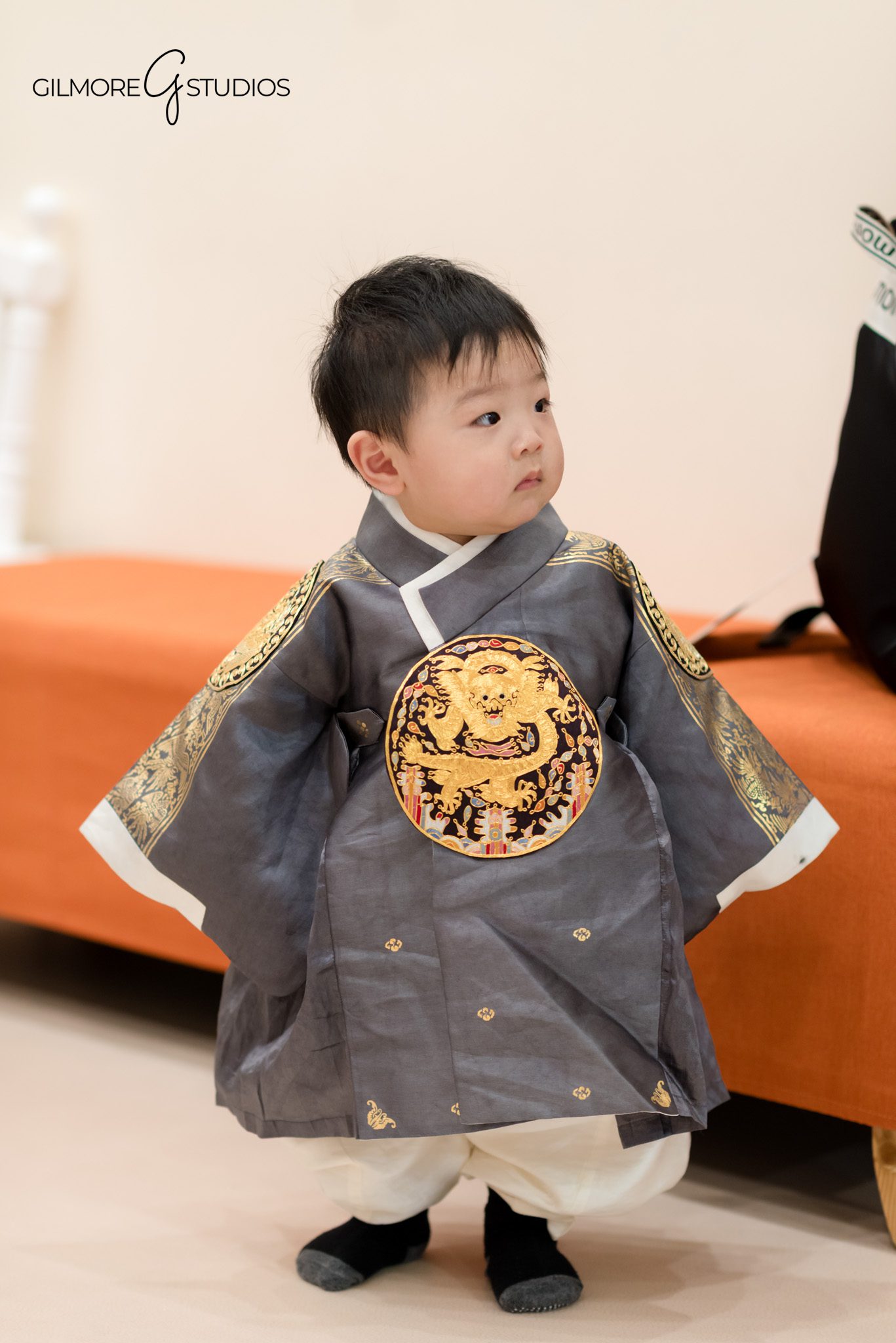 Southern California birthday photographer capturing siblings at the celebration.

PlayPie birthday photography showing parents helping child cut the cake.