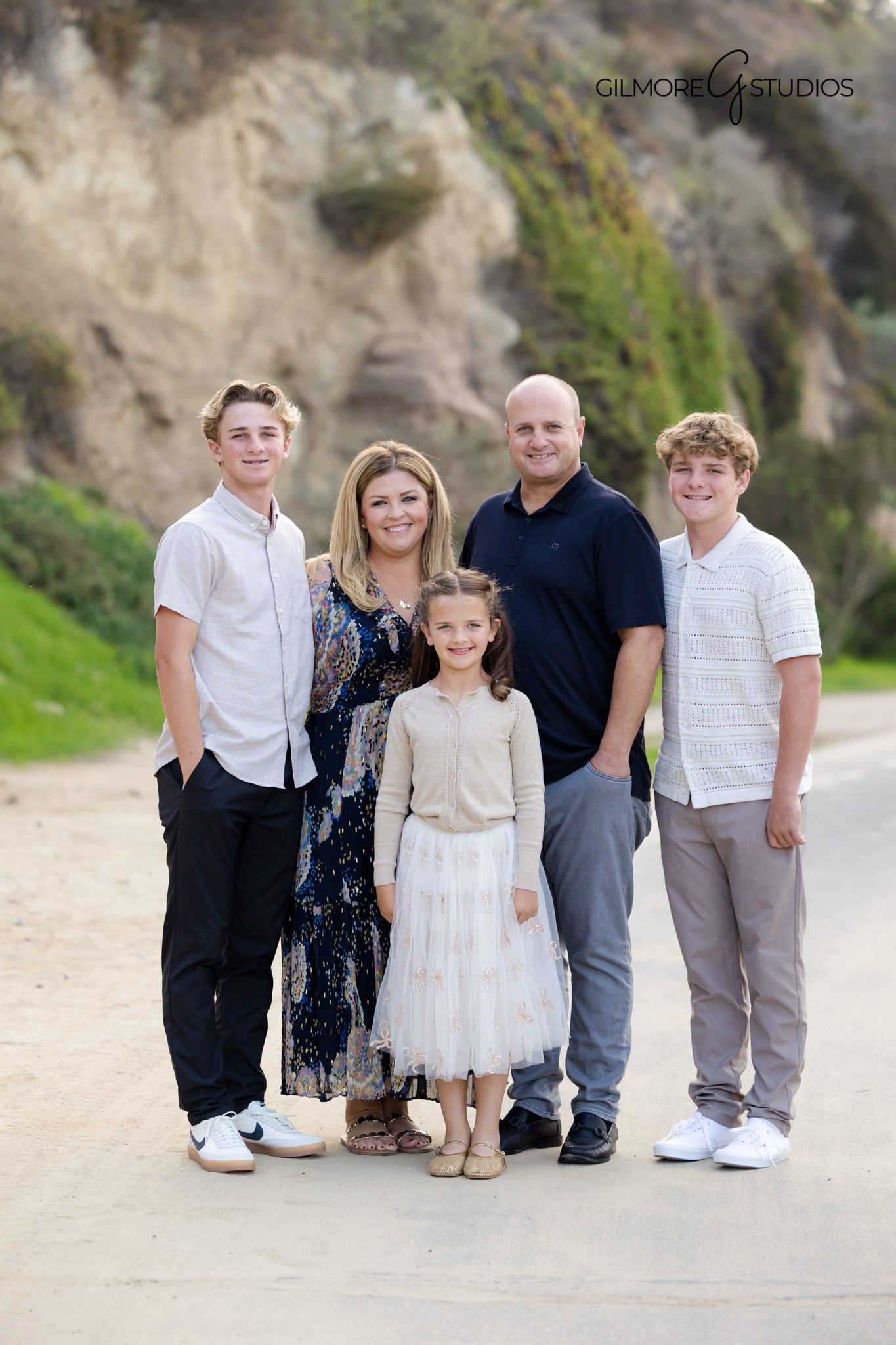 Family photographer capturing lifestyle moments near Venice Beach.

Los Angeles portrait session with warm natural family interaction.