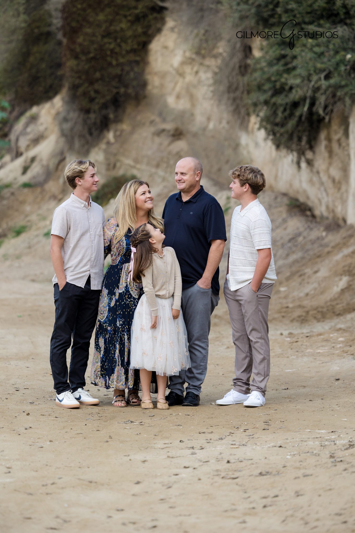 Los Angeles portrait photographer capturing soft golden hour images.

LA family photography session with ocean views and natural smiles.