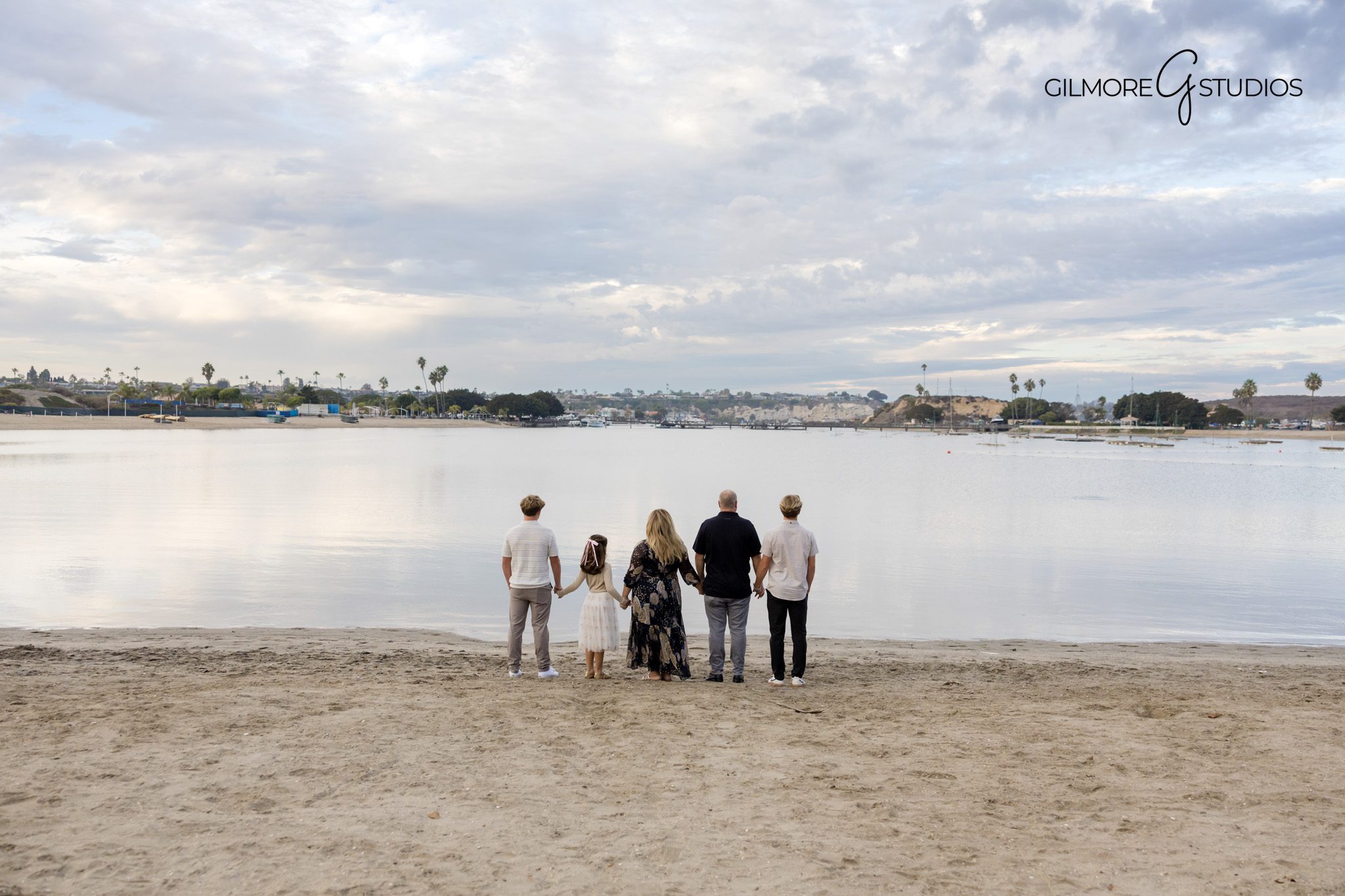 Portrait photographer capturing scenic LA coastline with family.

LA family session with playful candid moments on the sand.