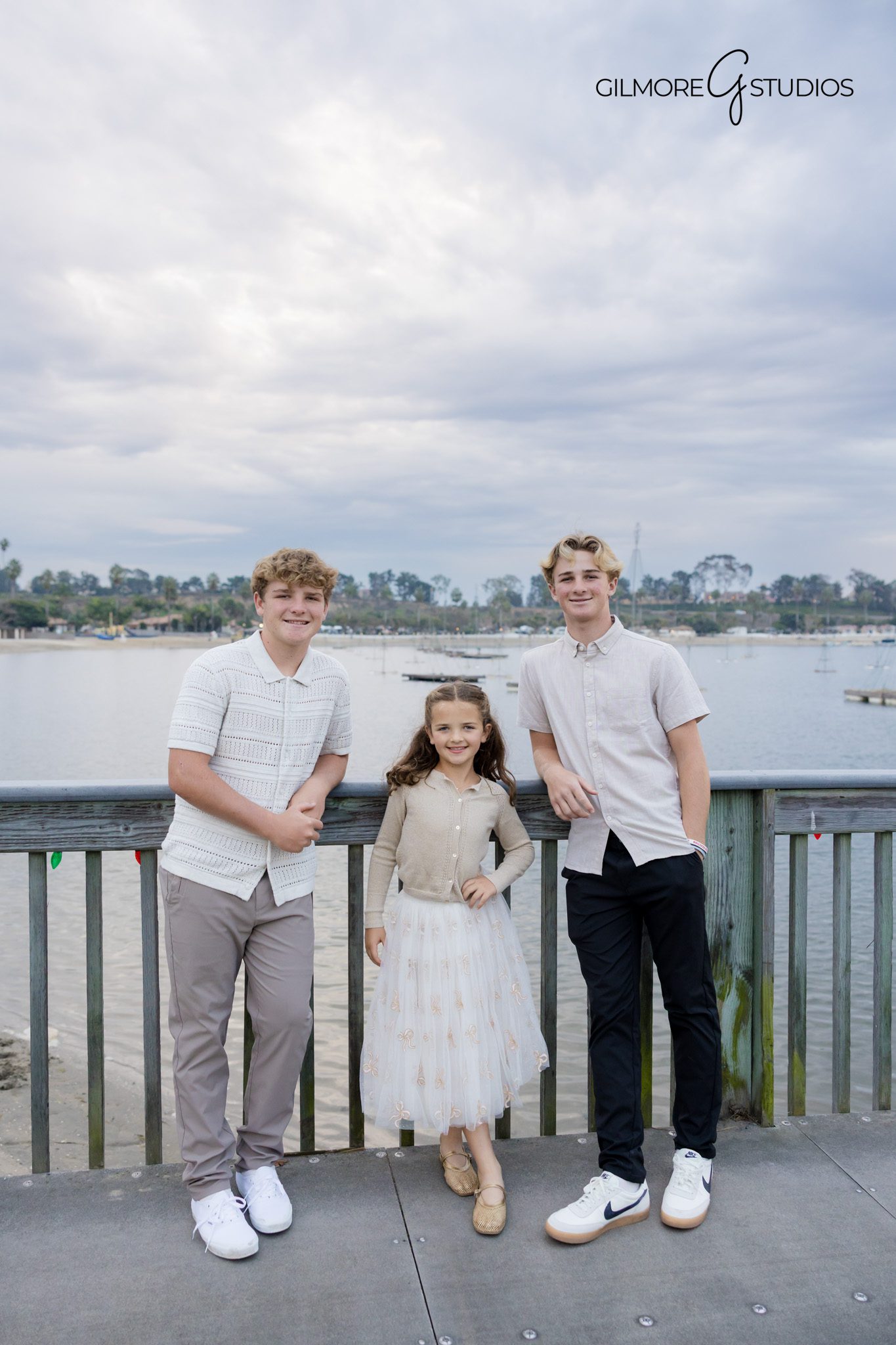 Portrait photographer capturing candid smiles during Los Angeles session.

Family photographer documenting kids playing in Malibu during portraits.