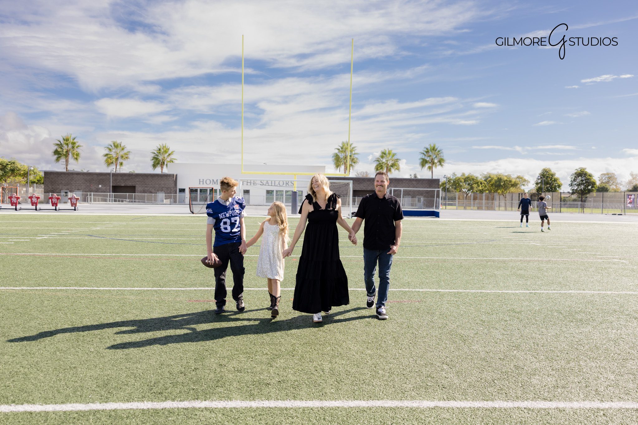 Orange County photographer documenting parents cuddling children.

Family photography session in Irvine Regional Park.
