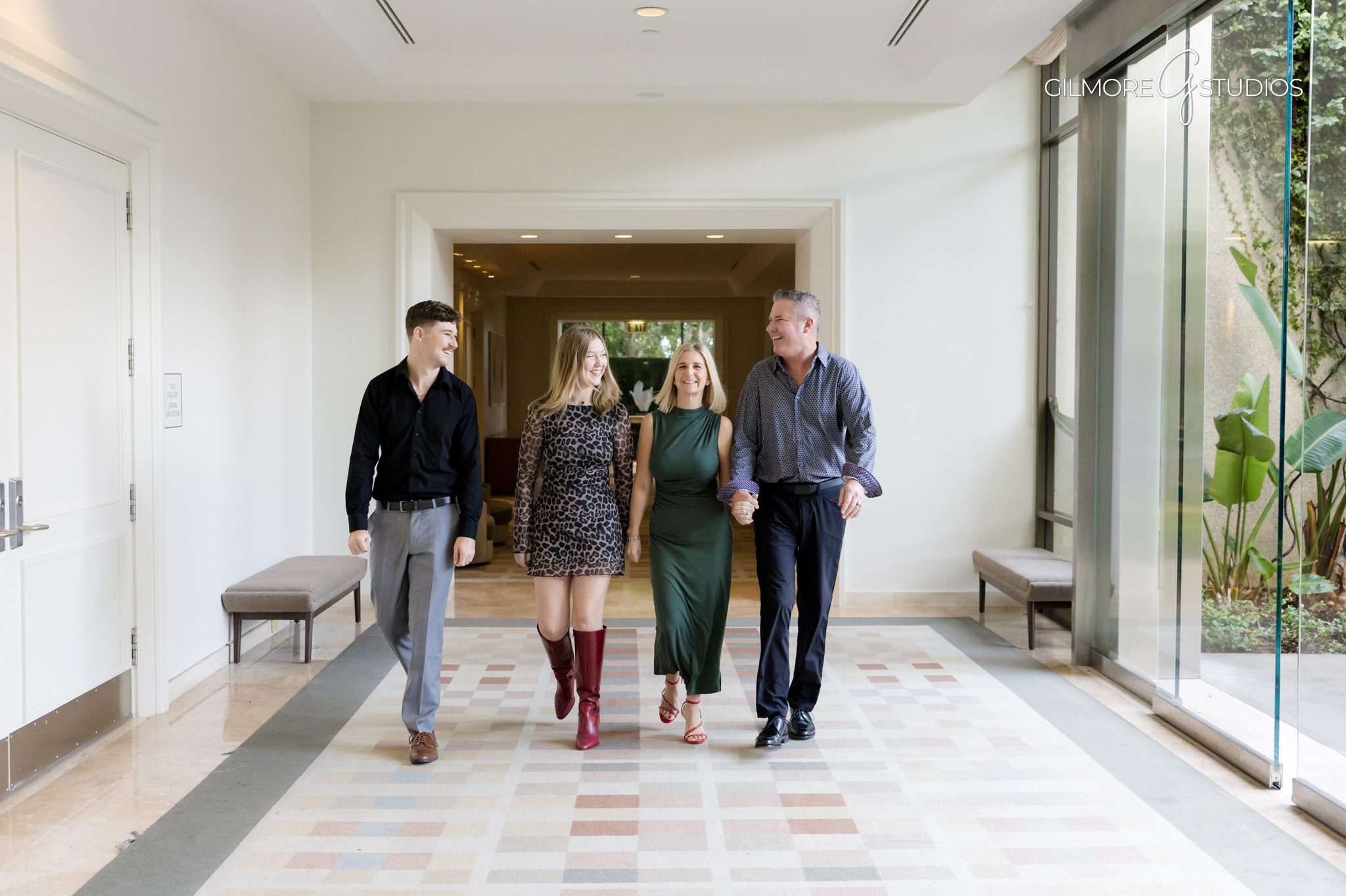 Rainy day family photography in Newport Beach with umbrellas and coastal scenery.

Newport Beach photographer capturing candid rainy family portraits.