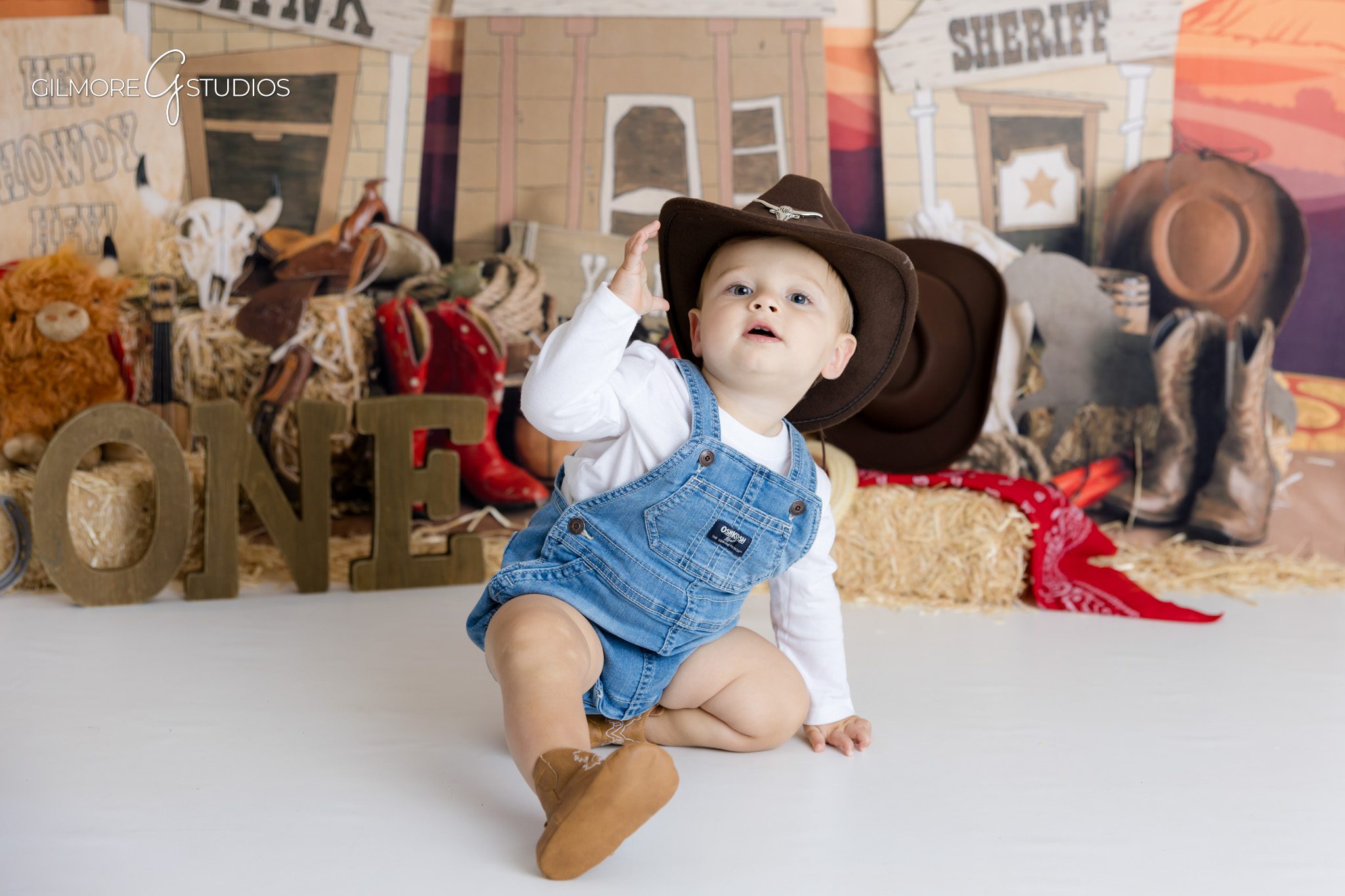 First rodeo cowboy portrait session with Arizona photographer,

Baby cake smash photography with western props and rustic textures