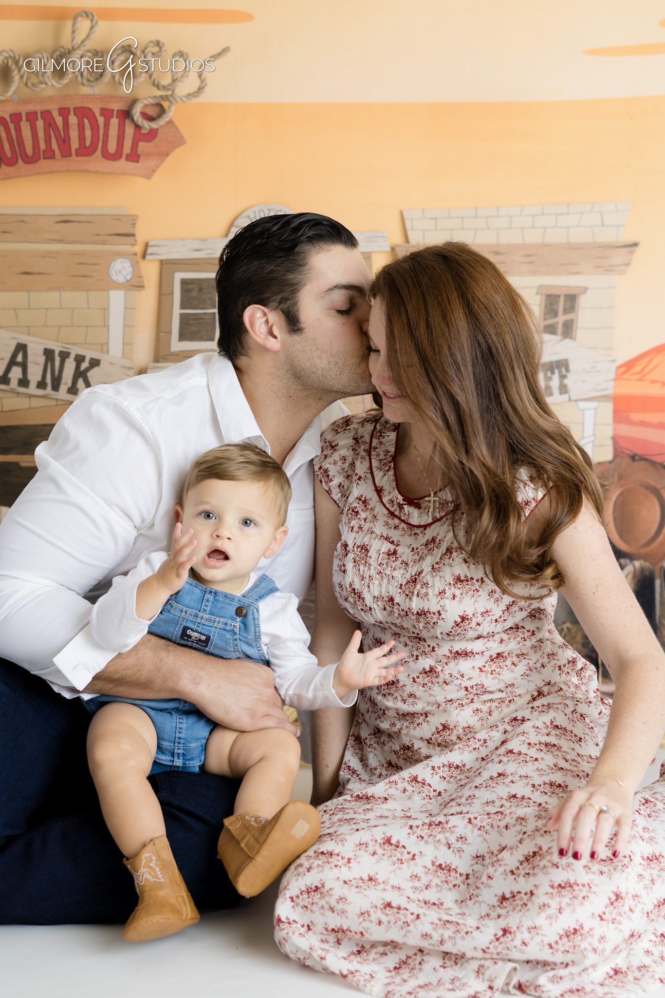 Cowboy roundup cake smash portrait by Scottsdale baby photographer,

Western first birthday photography with cowboy theme in Arizona studio,