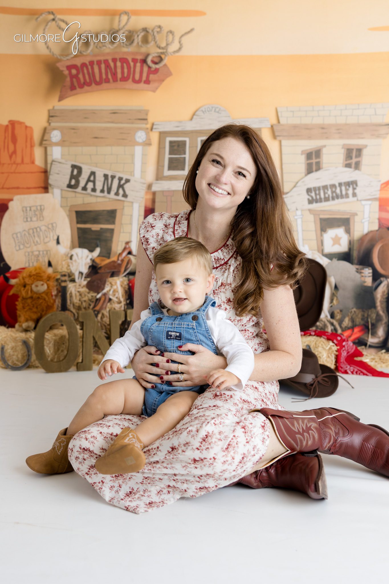 Scottsdale cake smash photographer capturing first rodeo session details,

Baby cowboy portrait photography with rustic props and western backdrop,
