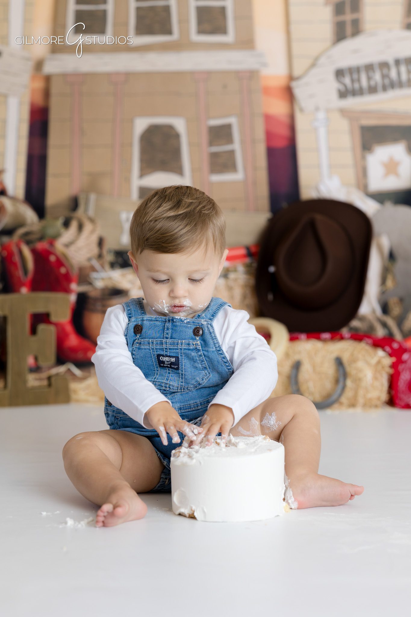 Cowboy roundup portrait session with baby and themed decorations,

Rustic western cake smash captured by Scottsdale photographer