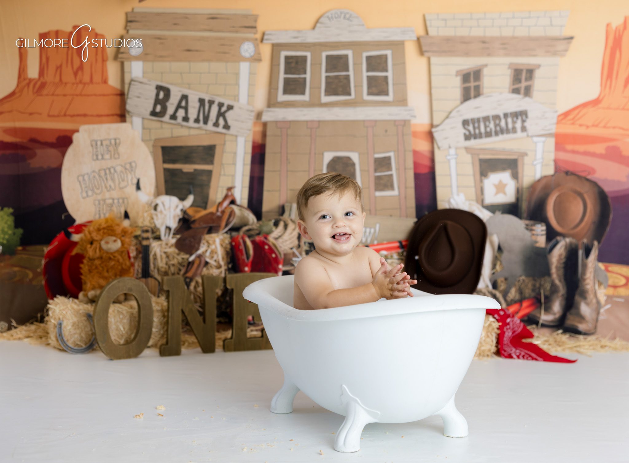 Baby boy first rodeo cake smash captured by professional photographer,

Scottsdale baby portrait photographer using western props and textures