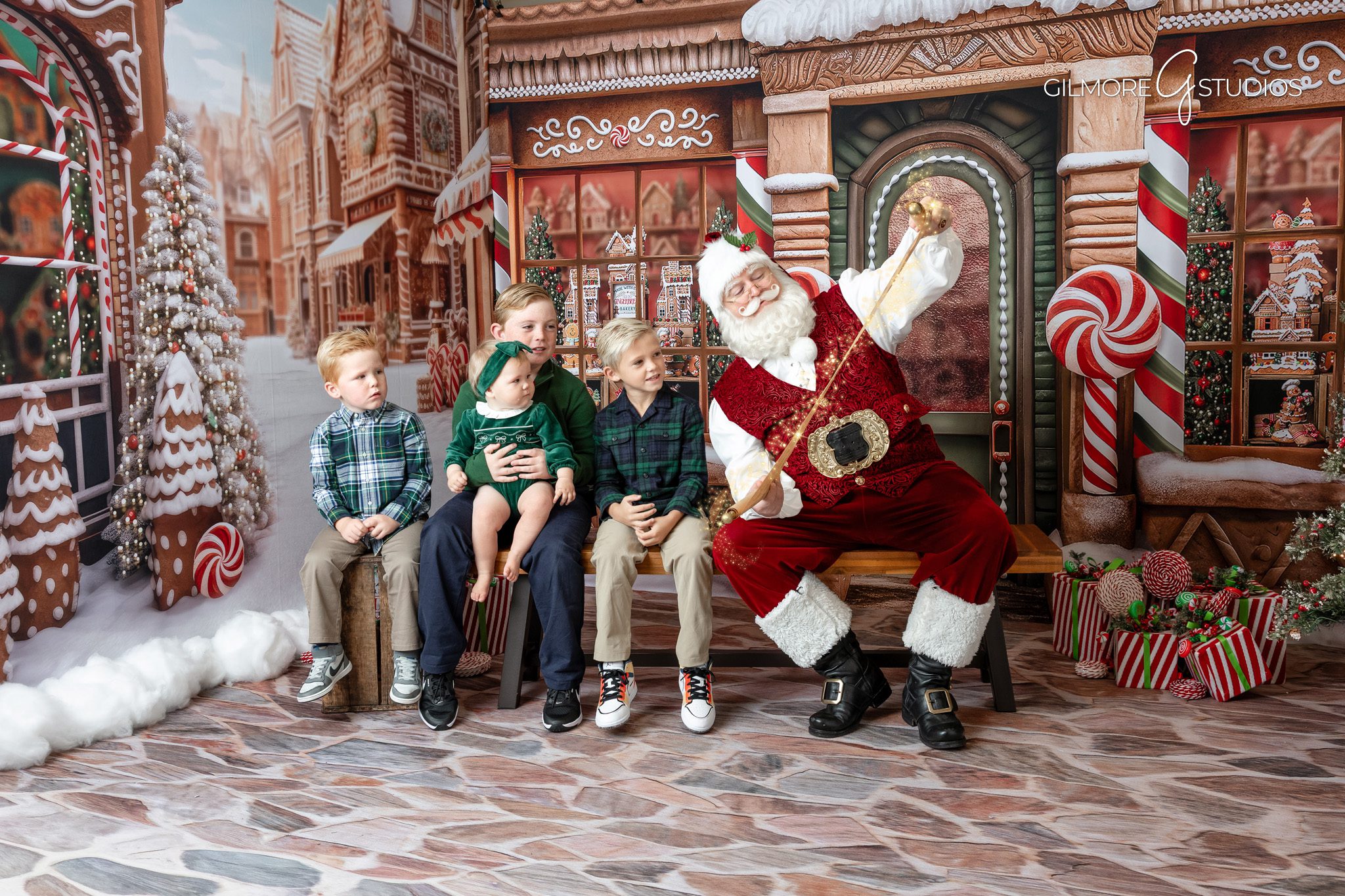 Santa mini photographer capturing siblings smiling during holiday session,

Phoenix Arizona holiday portrait photographer with classic Santa setup
