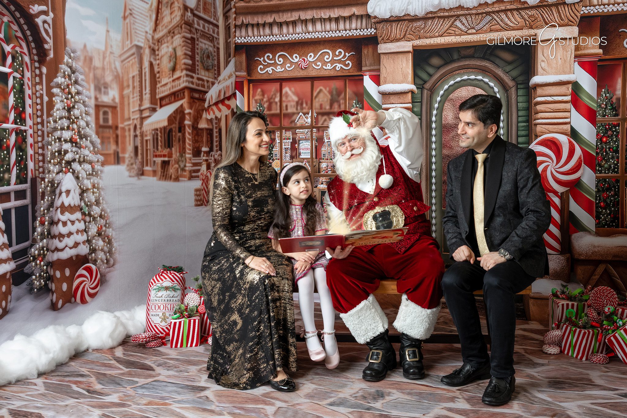 Santa mini session photography with neutral and timeless holiday styling.

Christmas portrait photographer capturing toddler meeting Santa.