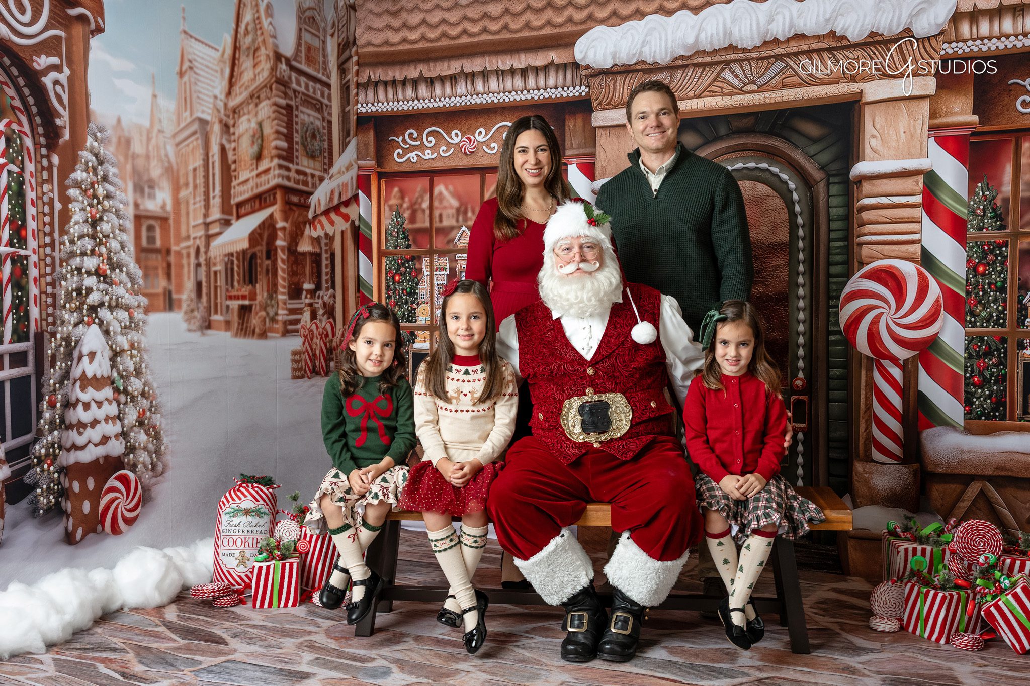 Santa mini portrait photographer documenting family holiday smiles.

Orange County photographer capturing magical Christmas session details.