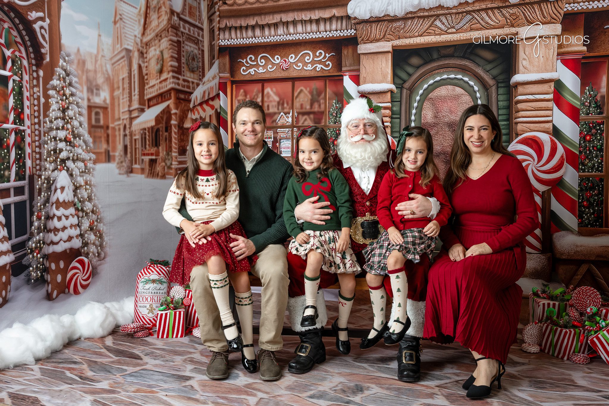 Holiday portrait photographer capturing warm family moments with Santa.

Mesa Christmas mini session photography with nostalgic décor.