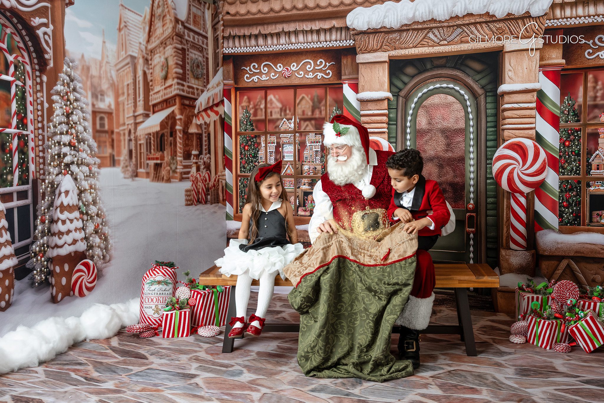 Phoenix Christmas mini session photography capturing seasonal joy.

California Santa photographer documenting family holiday tradition.