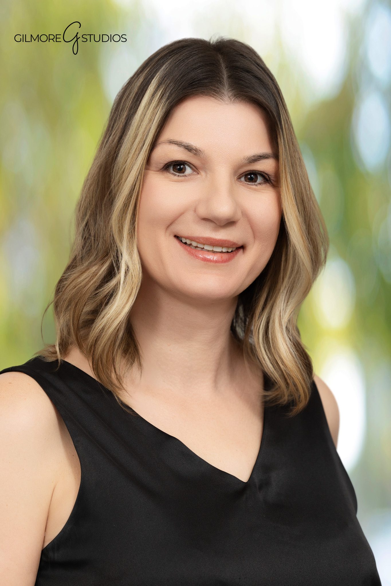 Event photographer capturing candid networking during conference break.
Business event photography showing roundtable collaboration moment.