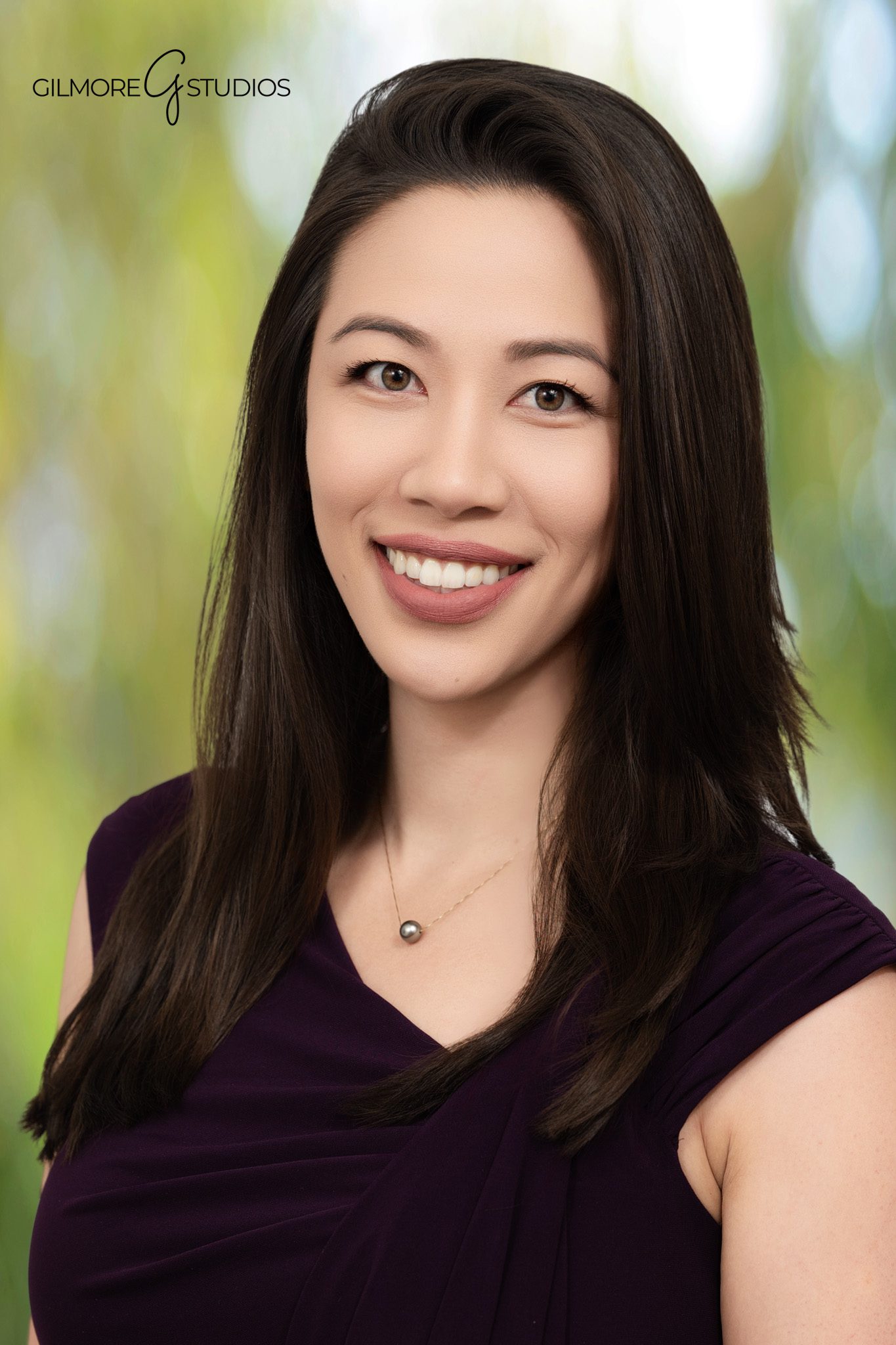 Business photographer capturing VIP group portrait at gala.
Event photography showing conference attendees connecting over coffee.