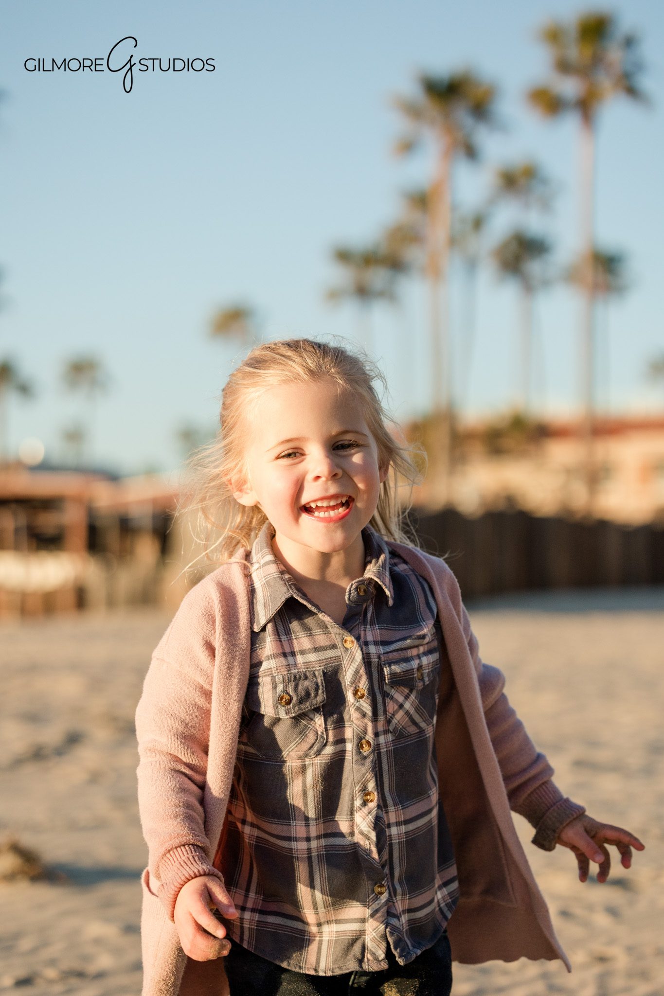 Family portrait photography with a young daughter at Newport Beach pier
Newport Beach pier family photos photographed by an experienced family photographer