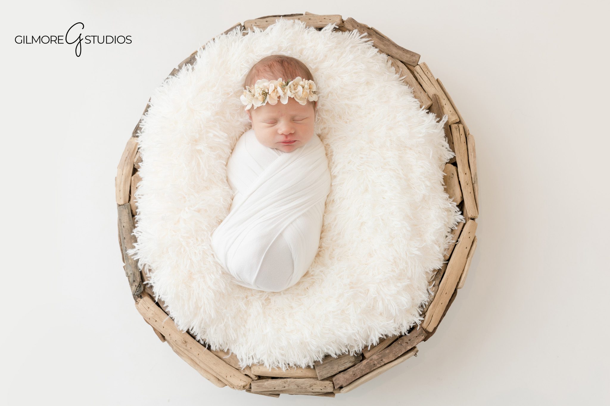 Newborn portrait photography session photographed in a Phoenix studio

Fine art newborn photography showcasing delicate baby details