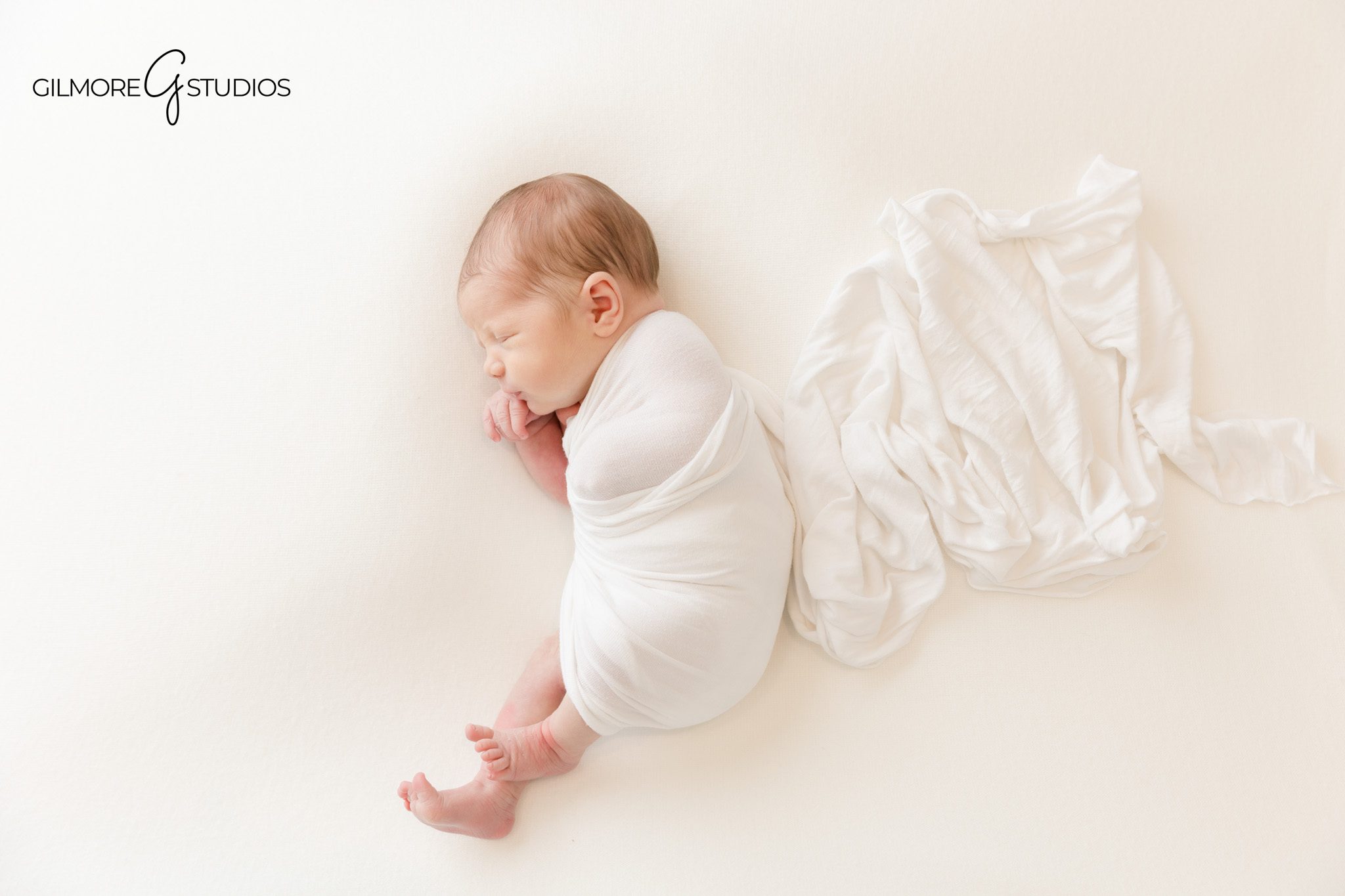 Phoenix newborn photographer photographing a timeless baby portrait

Studio newborn photography with soft lighting and neutral styling