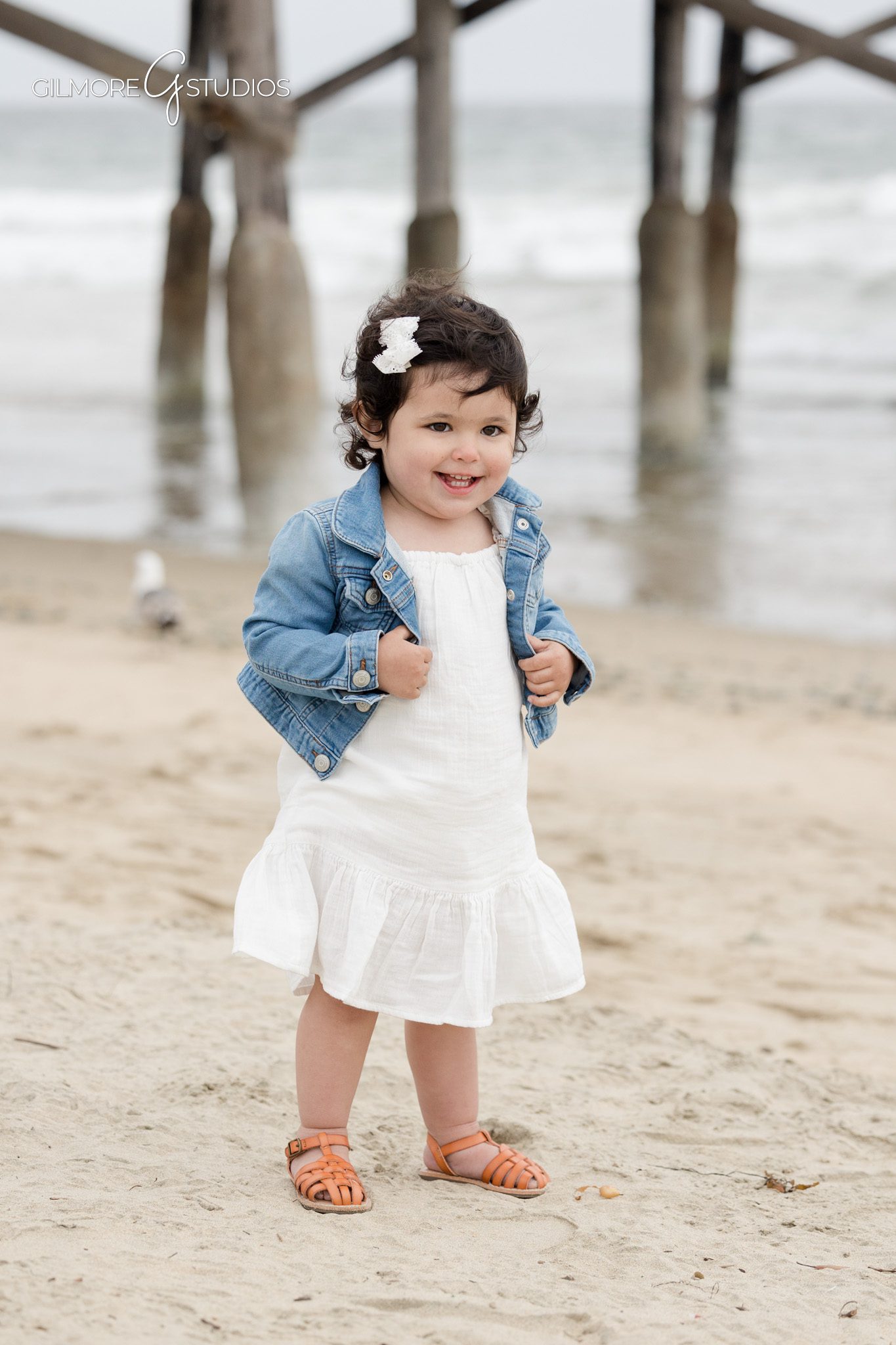 Beach maternity photography at Newport Pier with soft ocean tones
Newport Beach maternity photographer capturing pregnancy portraits by the water