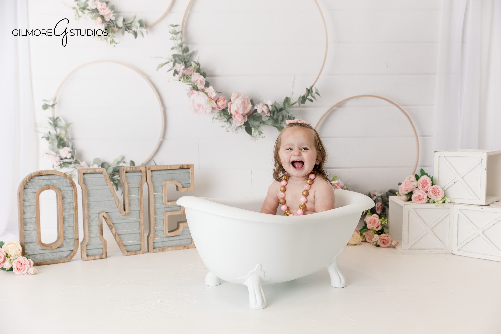 Cake smash photography session photographed by a professional photographer

Newport Beach cake smash portrait photography created for families
