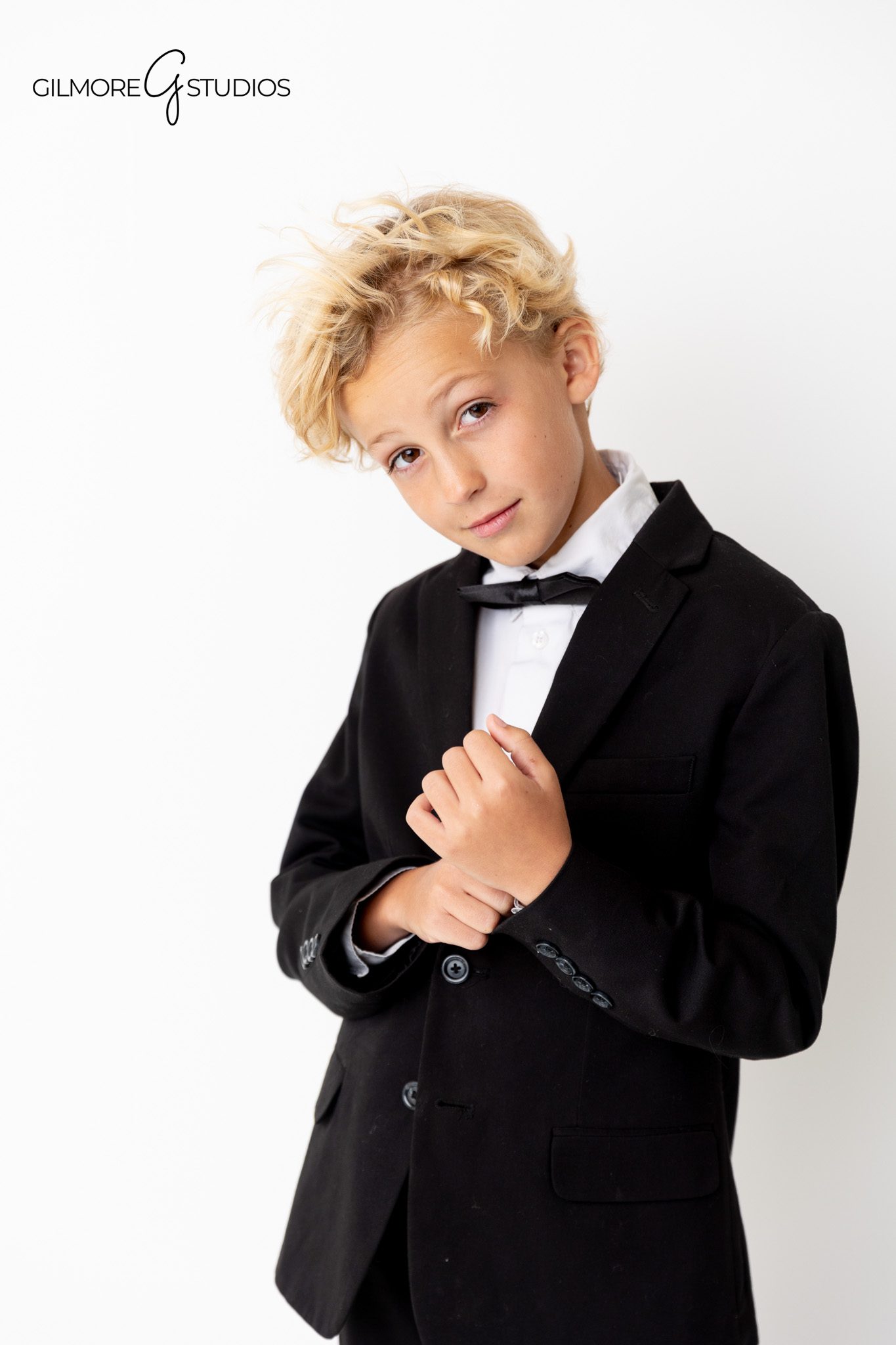 White backdrop portrait photographer creating timeless family images.

Studio photography featuring family dressed in elegant black and white.