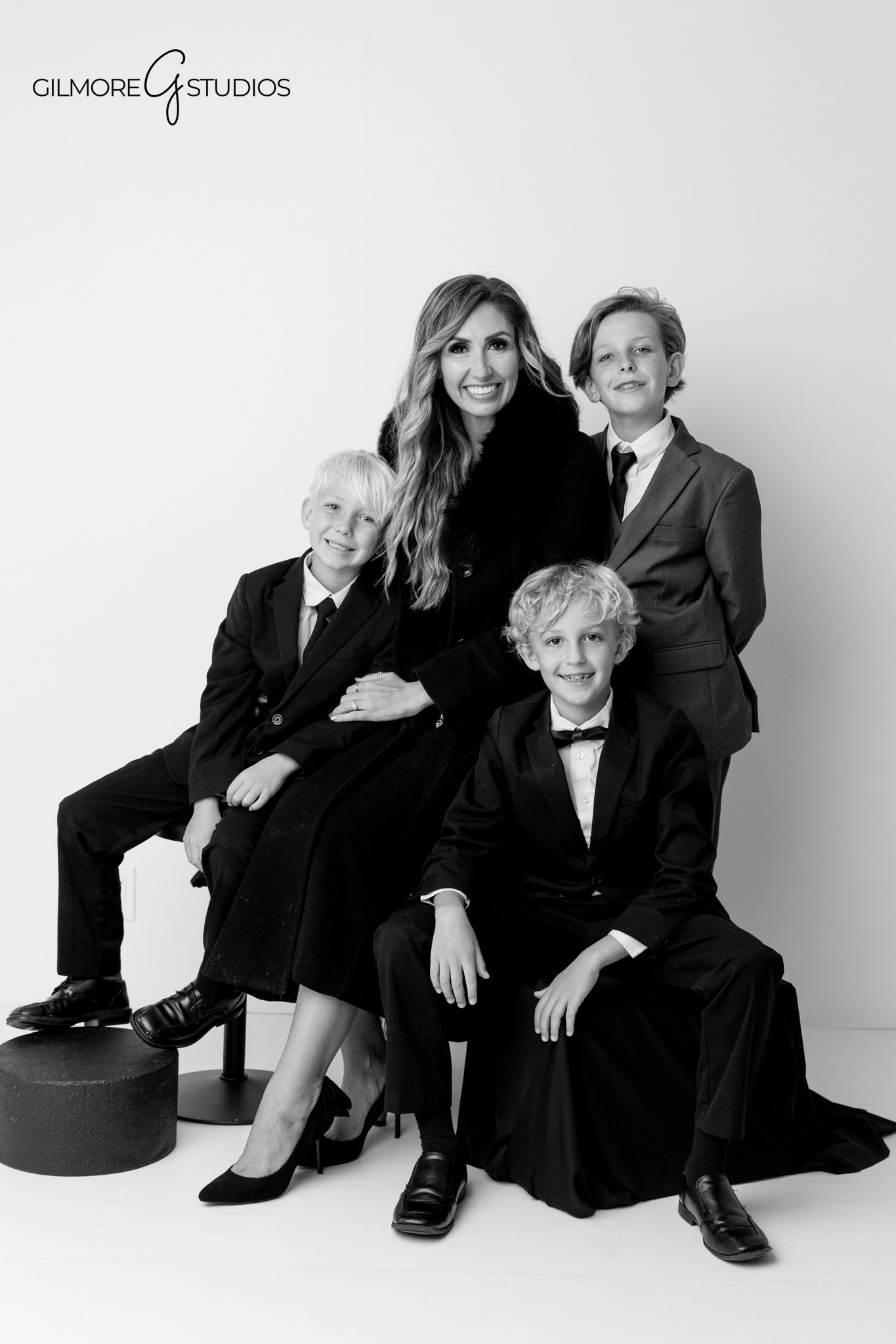 Studio portrait photographer capturing polished family images in Newport Beach.

Modern white-background photography for elegant family portraits.