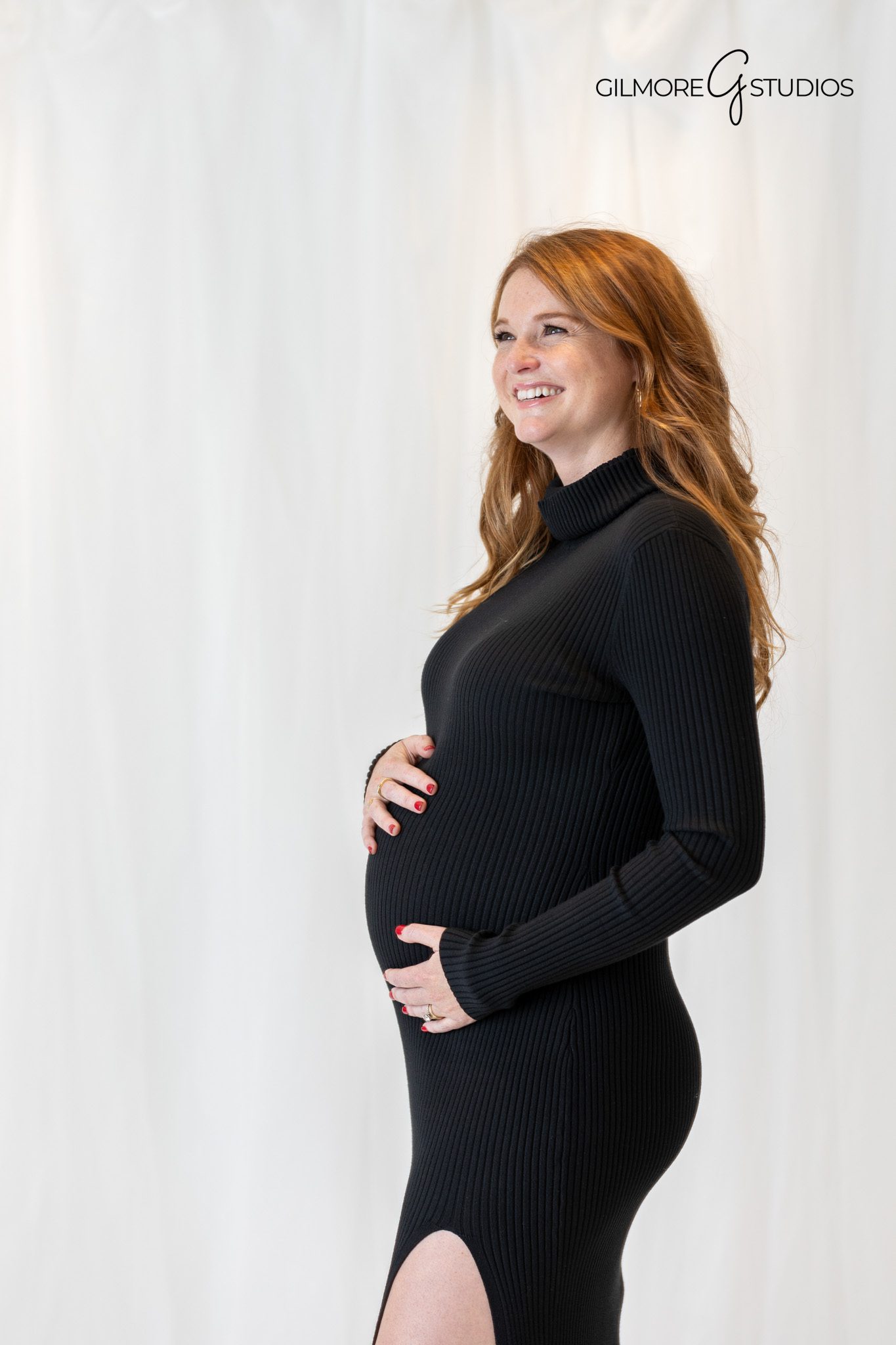 white background maternity studio photography Newport Beach photographer

black and white maternity portrait by Gilmore Studios