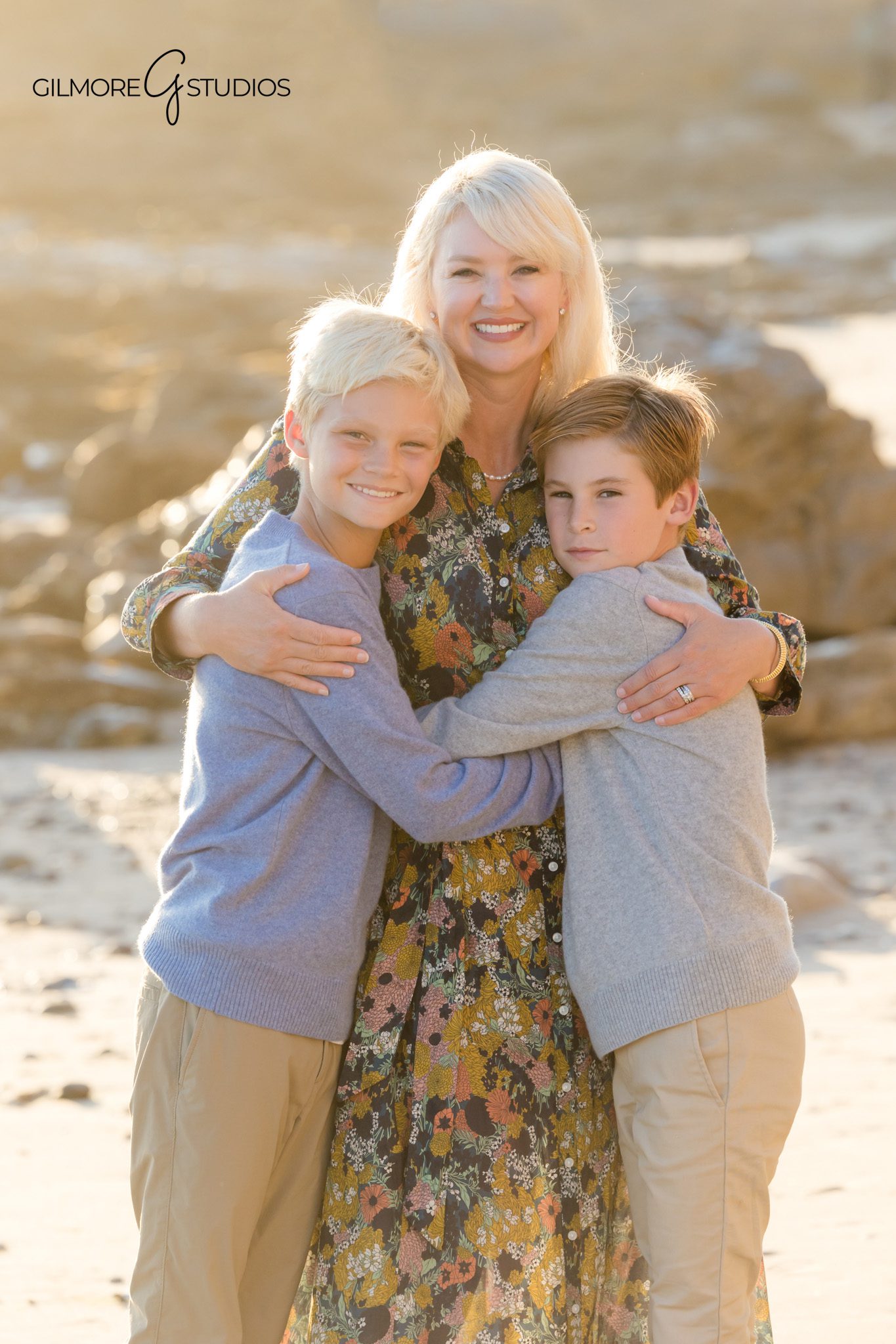 Outdoor photographer capturing sandy beach portraits in Newport Beach.

Little Corona family portrait photography at golden hour.