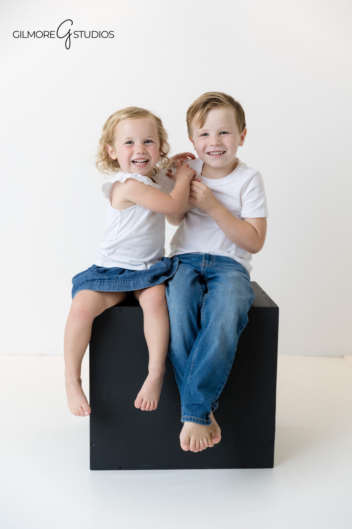 Studio photographer capturing timeless imagery in coordinated outfits.

Orange County family portraits focused on simple styling and light tones.