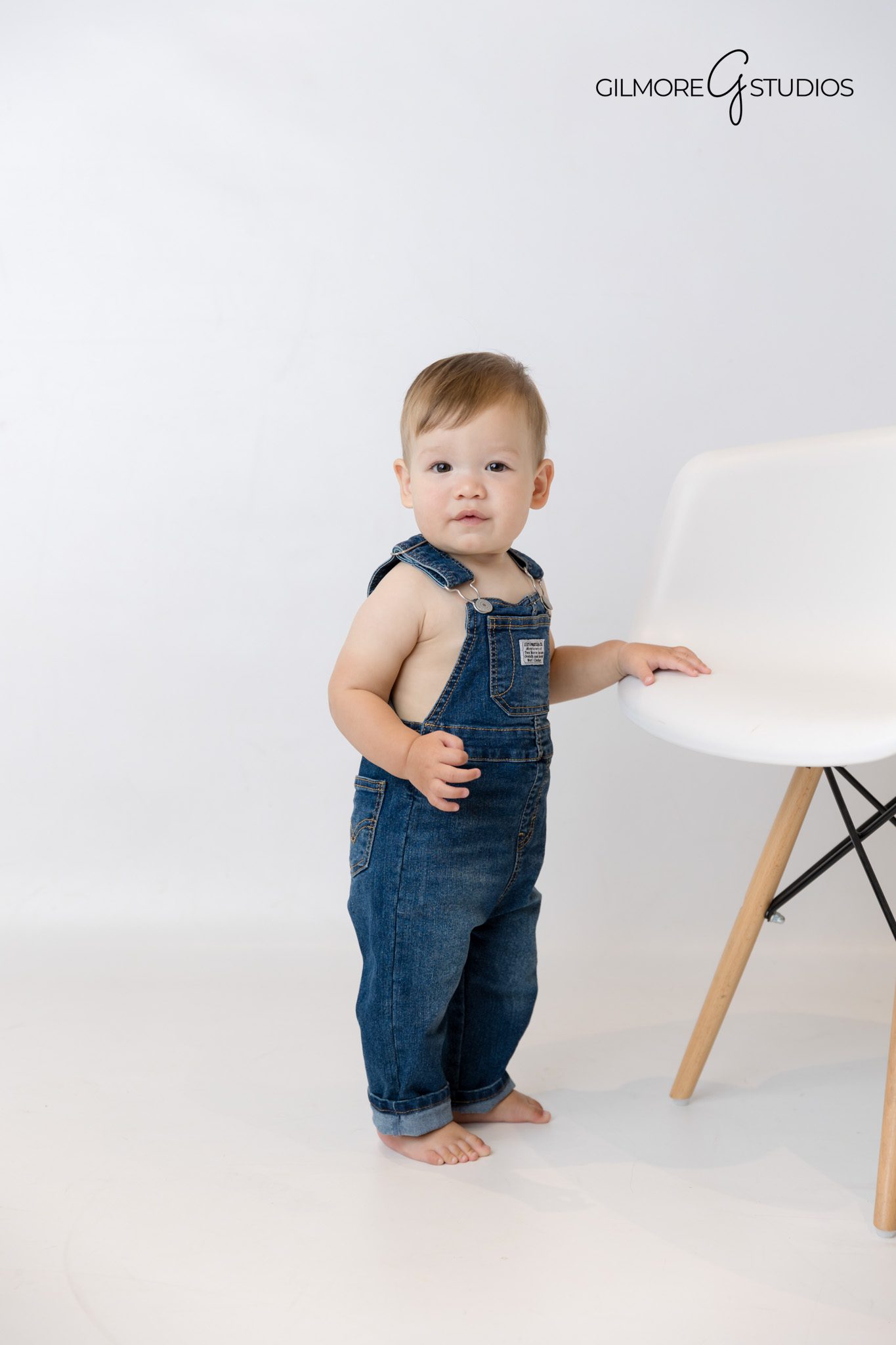 Elmo first birthday portrait photographer in Santa Ana.

Sesame Street themed milestone photography with bright colors.