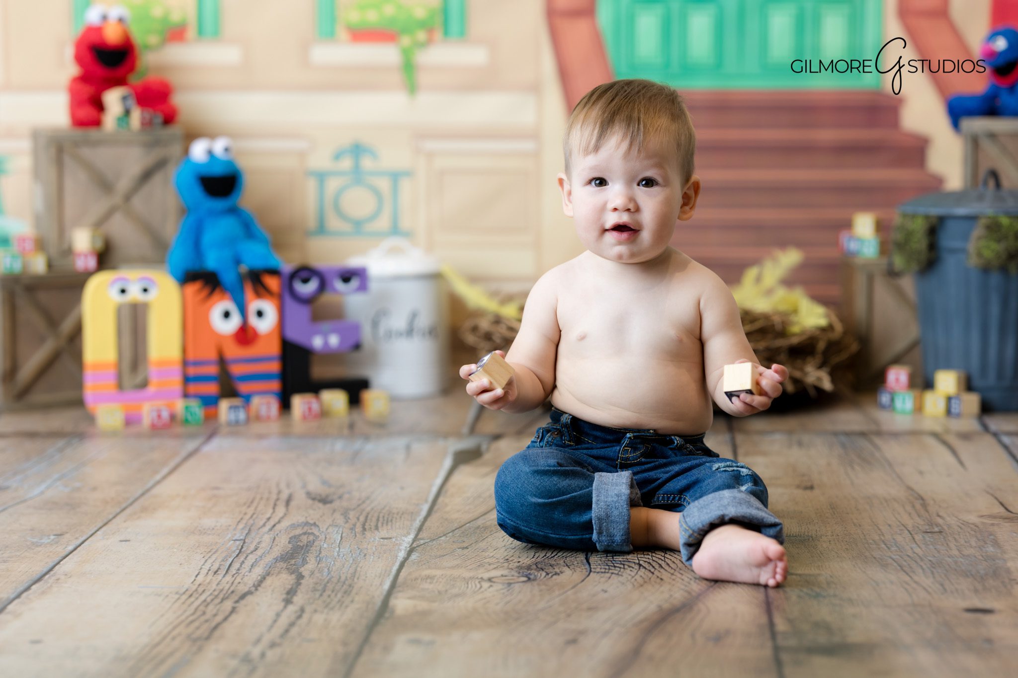Elmo cake smash photographer in Santa Ana studio.

Sesame Street birthday photography for one year old session.