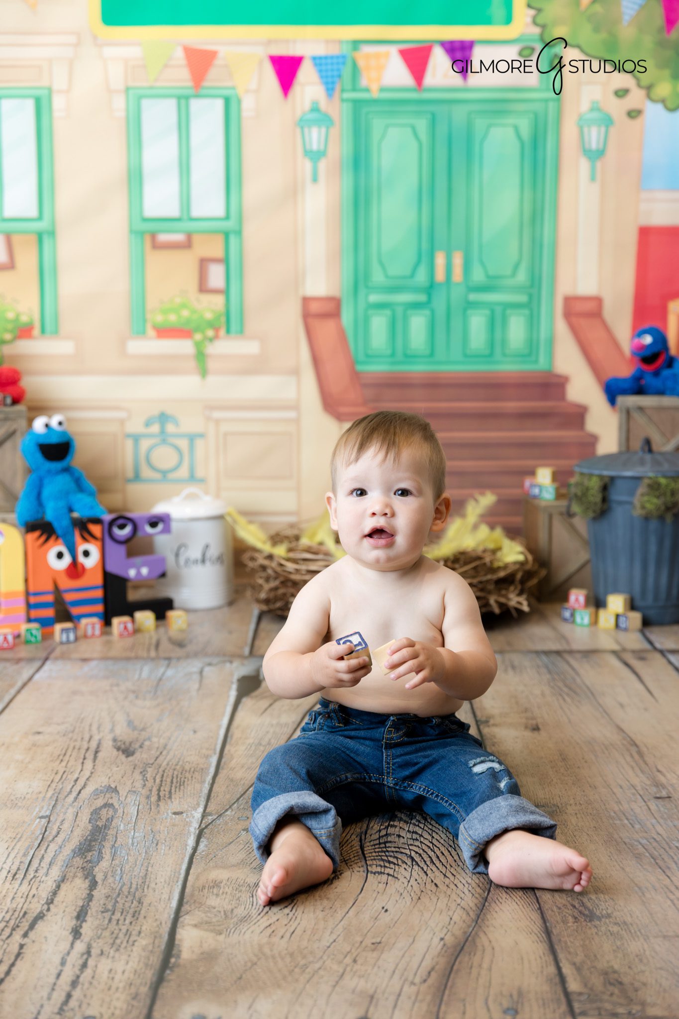 Baby portrait photographer capturing Elmo themed photos.

Santa Ana photographer photographing Sesame Street cake smash.