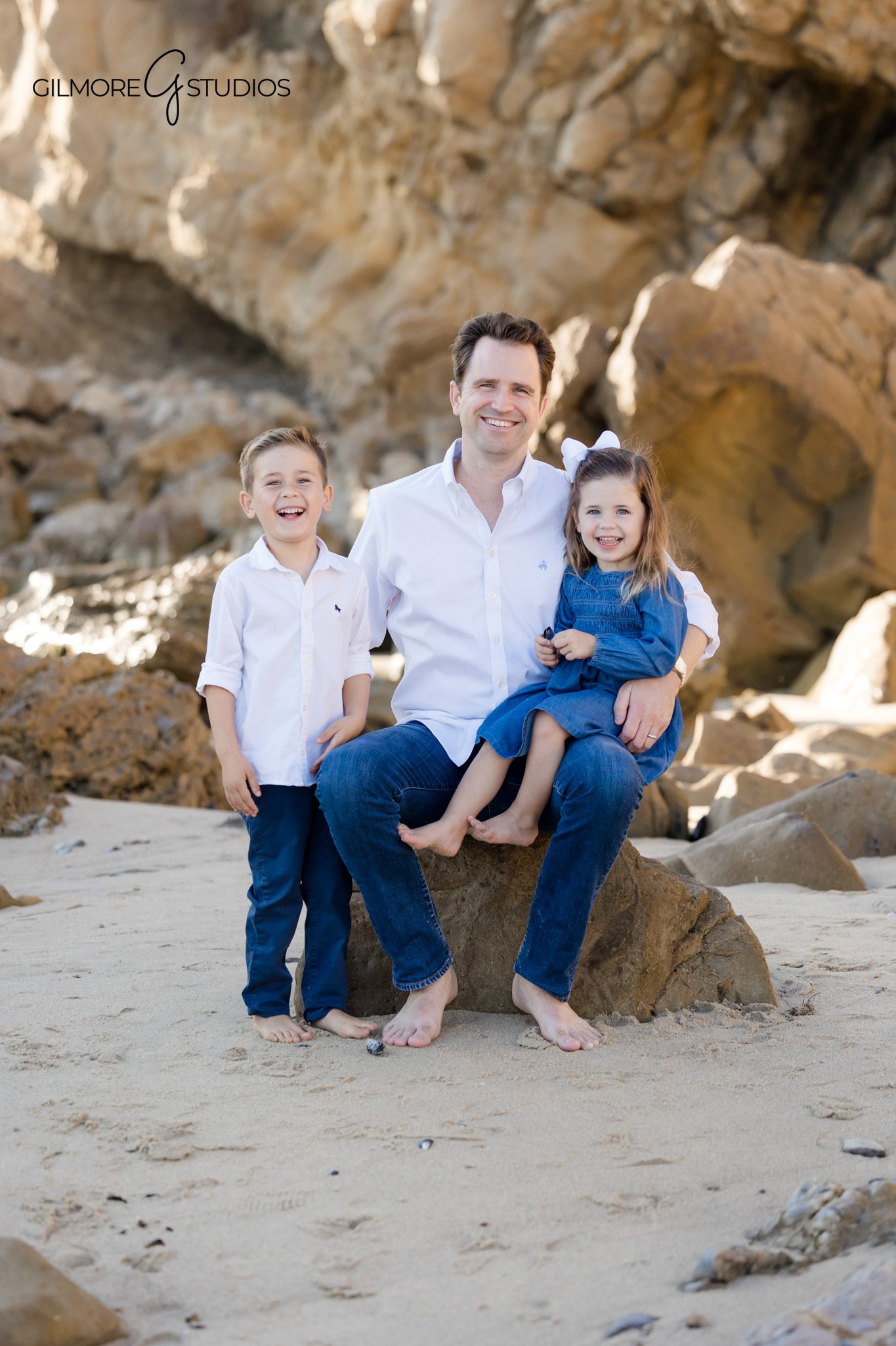 Portrait photography capturing family walking toward Little Corona rocks.

Candid family photographer capturing kids laughing at Corona del Mar.