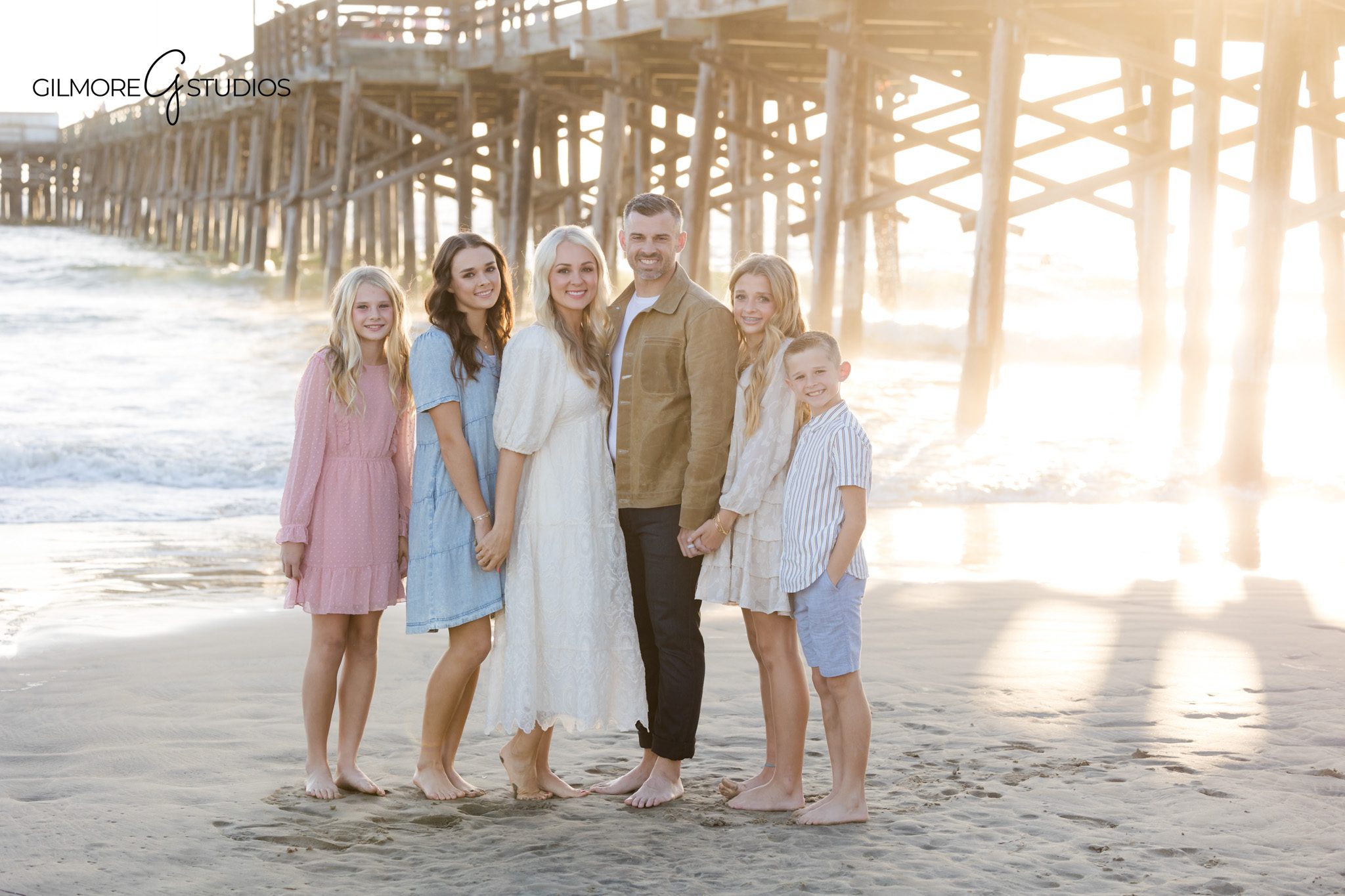 Southern California beach family portrait by Newport Beach Pier photographer

Newport Beach Pier minis photographer capturing parents lifting toddler