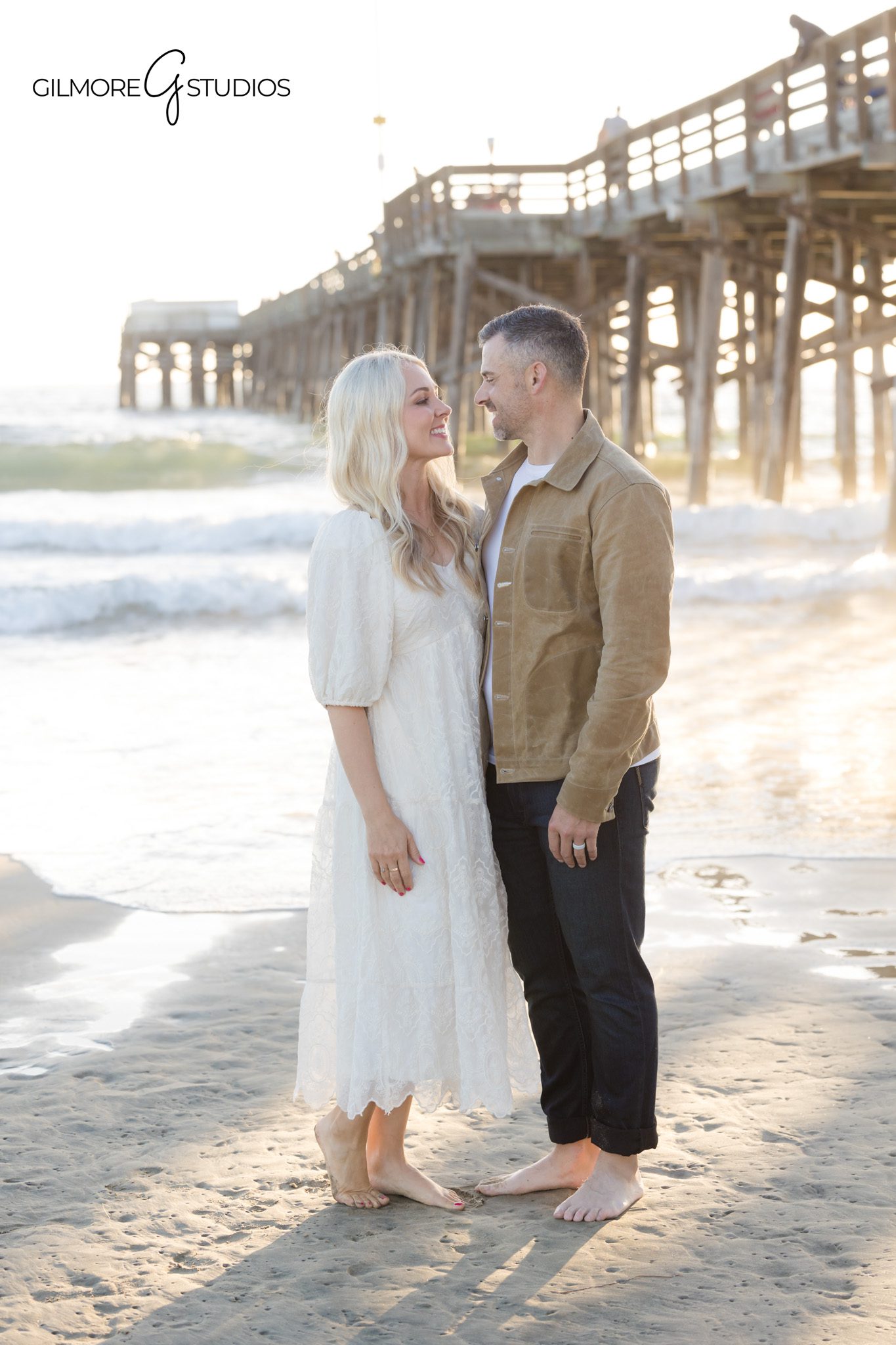 Sunset family portrait photography at Newport Beach Pier mini sessions

Newport Beach Pier photographer taking natural family portrait with pier in background