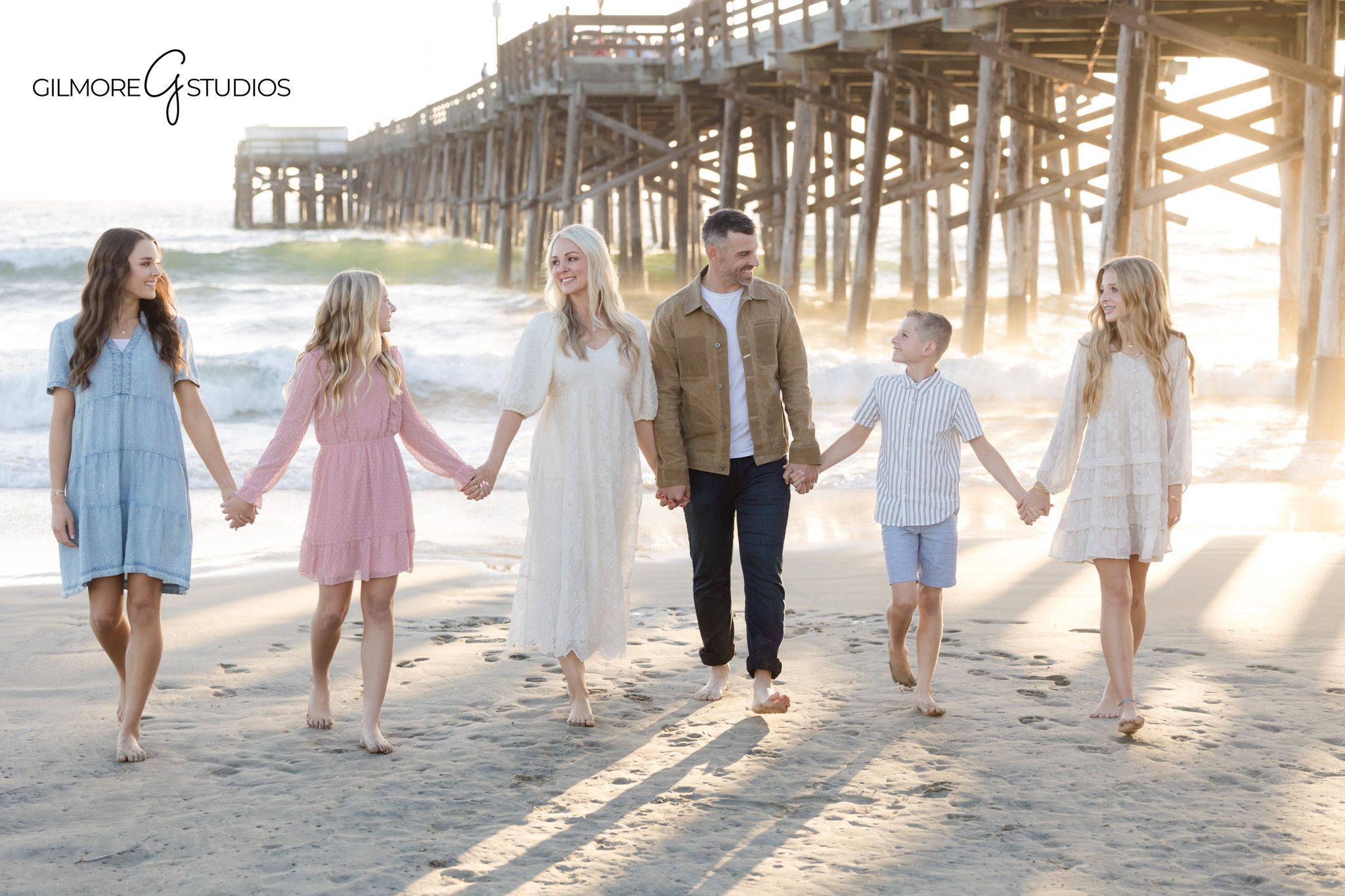 Family photography portrait at Newport Beach Pier with calm ocean backdrop

Photographer capturing Newport Beach Pier mini session of siblings sitting in the sand