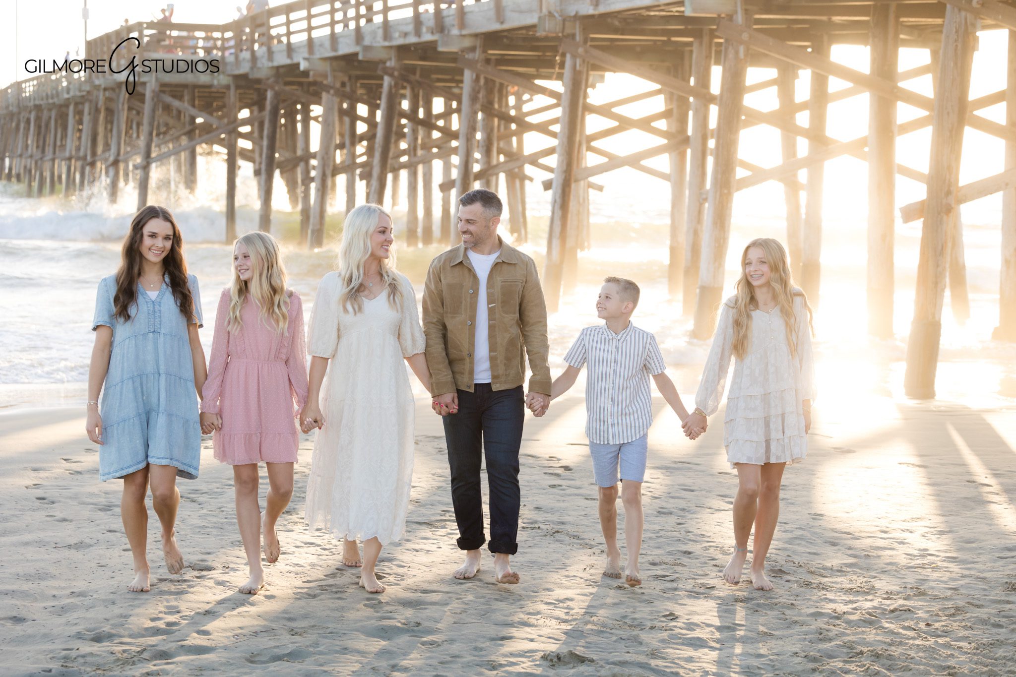 Newport Beach Pier portrait of laughing children by family photographer

Family photography at Newport Beach Pier minis with coordinated blue outfits