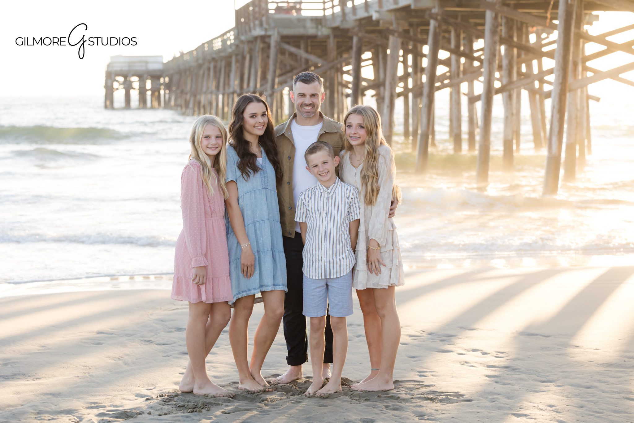 Lifestyle family photographer at Newport Beach Pier photographing candid moment

Newport Beach mini session photography of family walking along shoreline