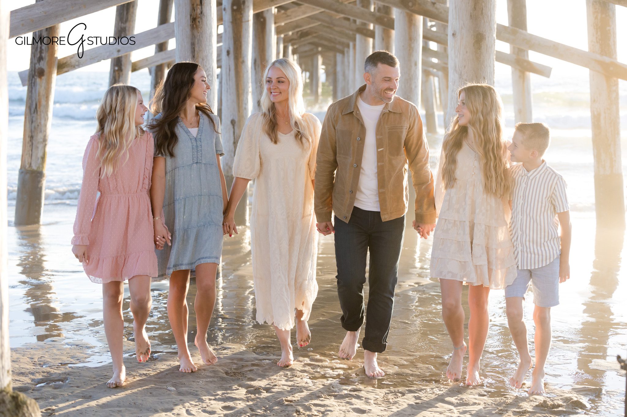 Newport Beach family portrait photography with coordinated outfits during minis

SoCal family photographer mini portrait session at Newport Beach Pier