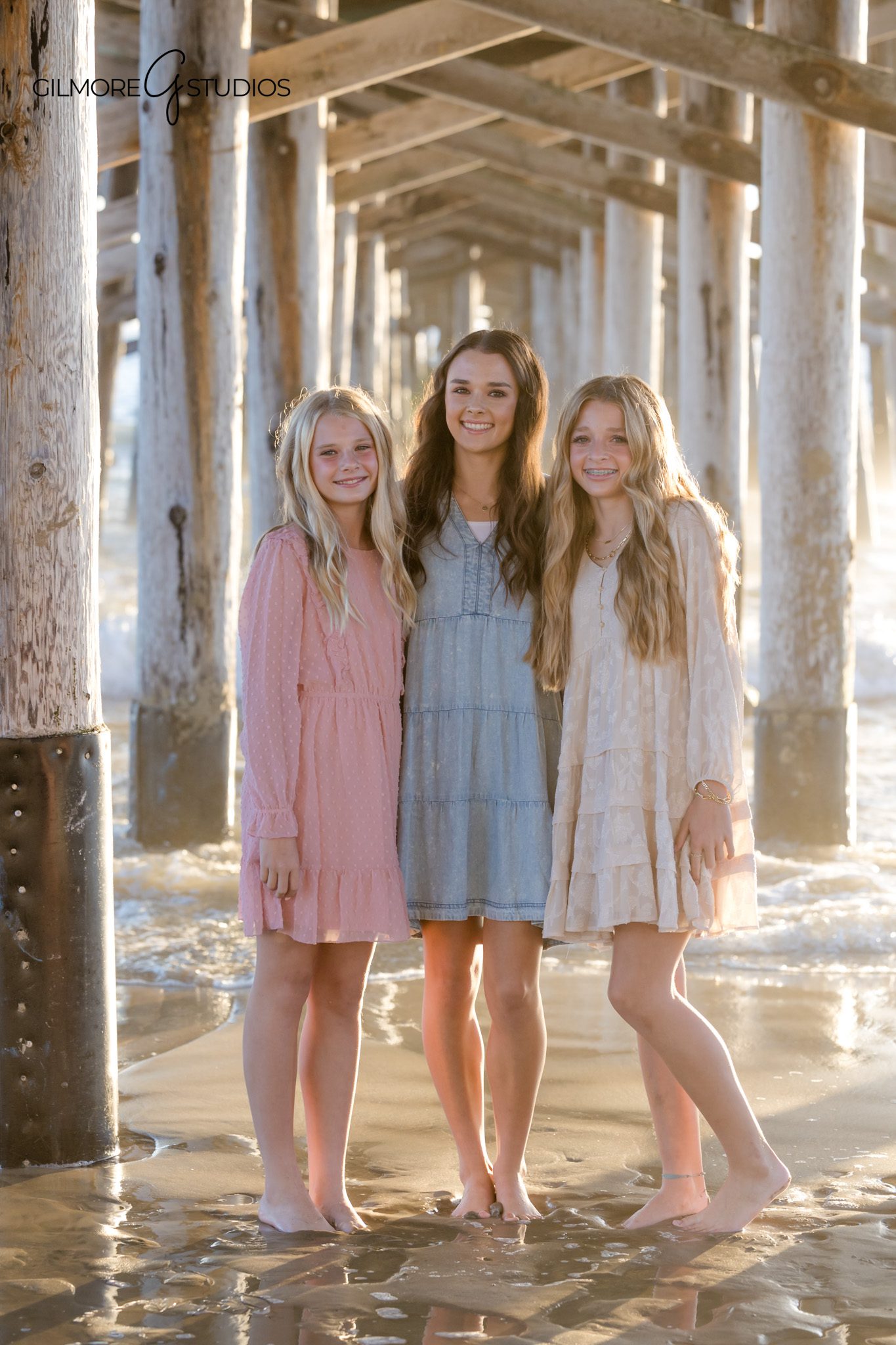 Family photography mini session of kids running on Newport Beach shore

Newport Beach portrait photographer capturing joyful family during pier minis