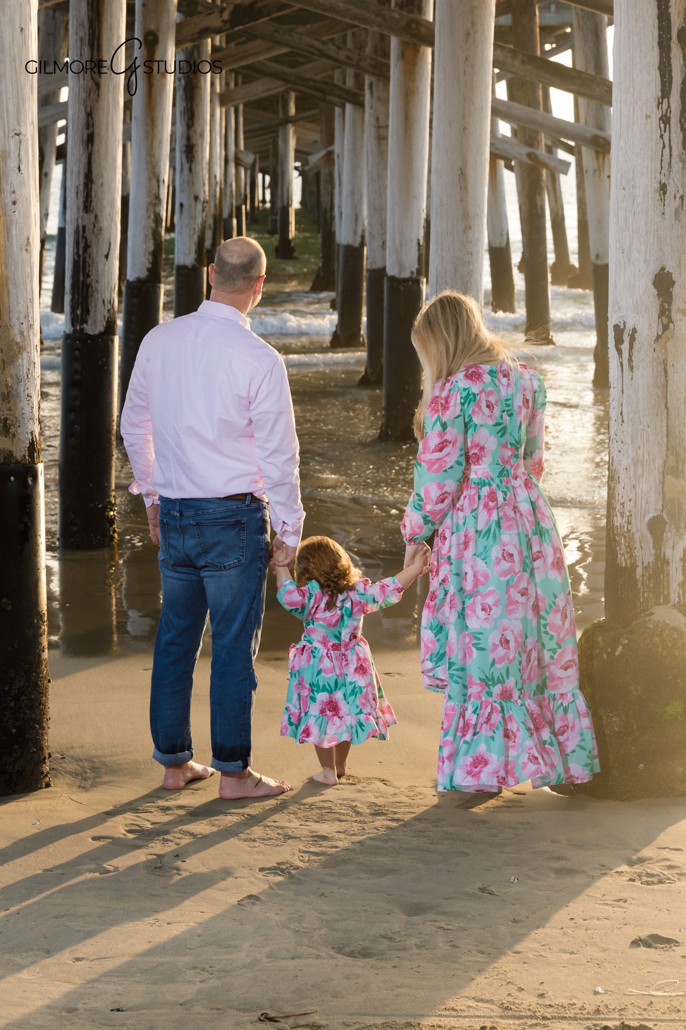 Family photography with ocean breeze and soft sunset glow.

Newport Beach portrait photographer capturing birthday balloons.