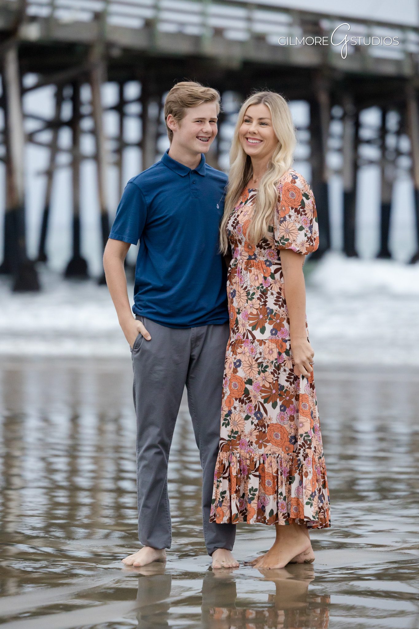 Family standing by ocean for Newport Pier portrait photography.

Newport Pier photographer capturing shoreline reflection portraits.