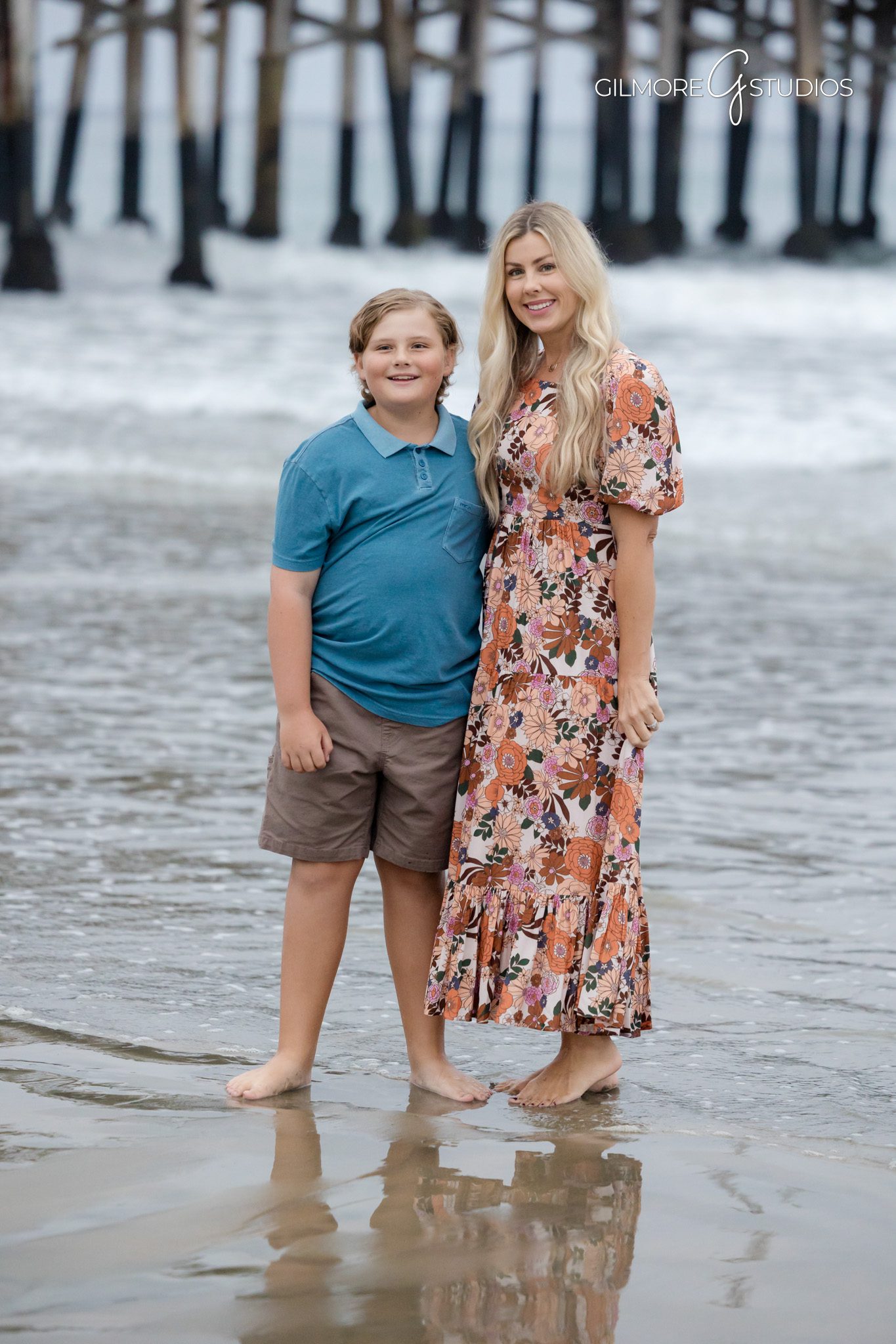 Mom and toddler portrait photography during Newport Beach mini session.

Newport Beach photographer capturing family sitting near pier pillars.