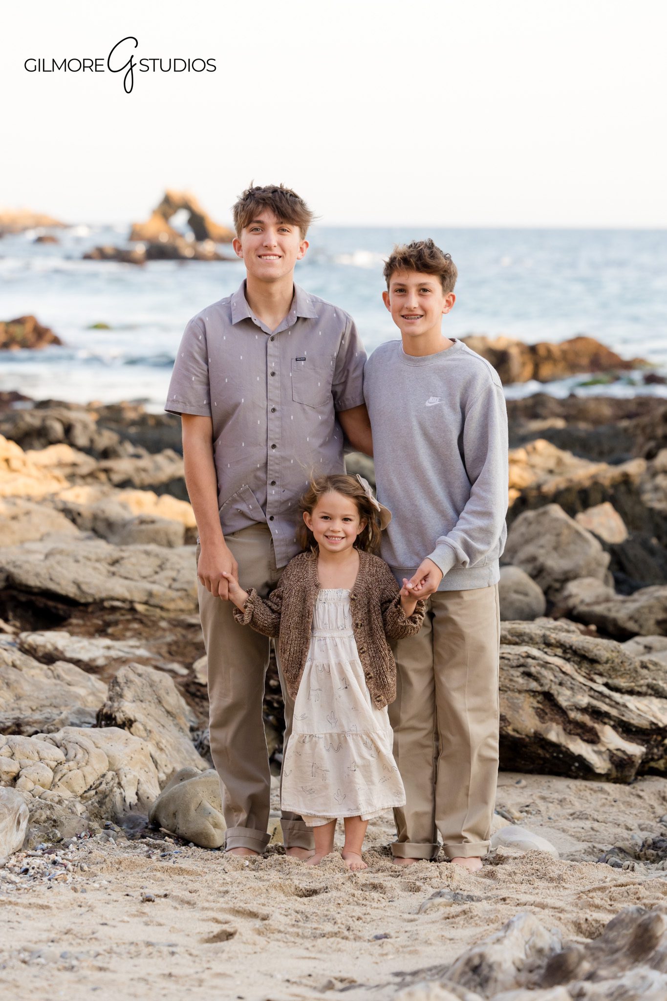 Little Corona family photography session featuring natural interaction

Family portrait photography Little Corona Beach with neutral outfits