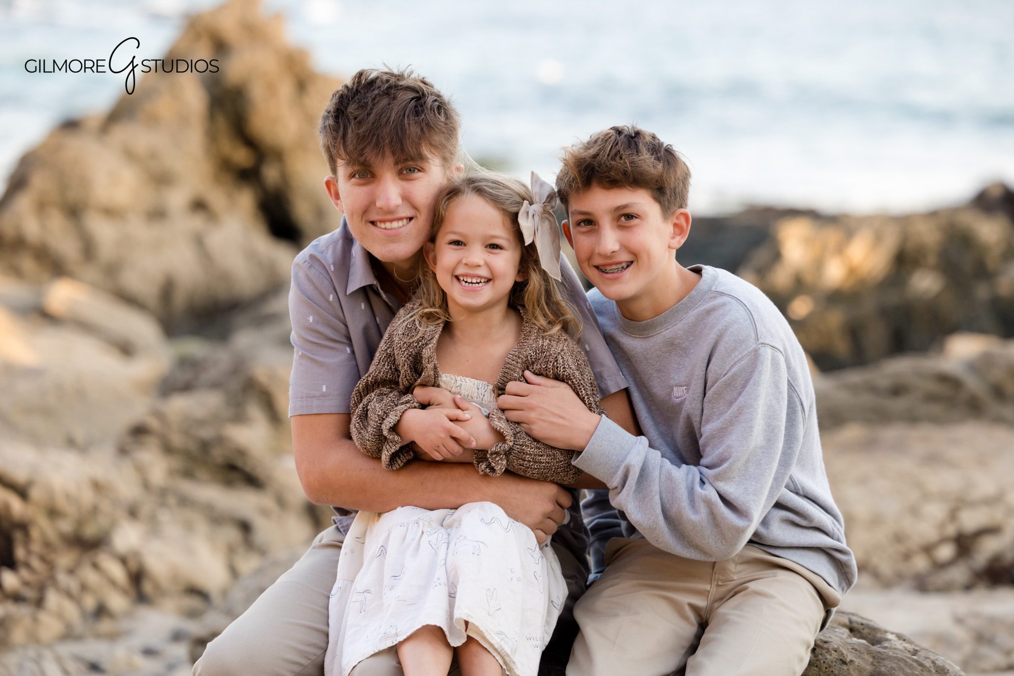 Corona del Mar family photography mini session with ocean backdrop

Little Corona family portrait photography with relaxed styling