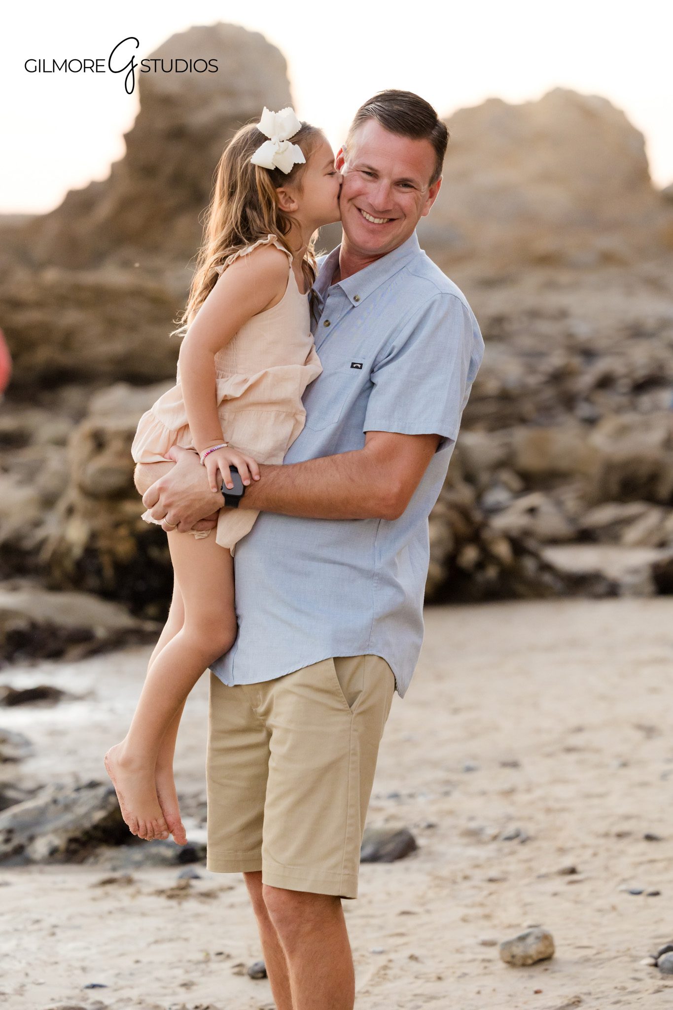 Family beach mini photography at Little Corona Beach with ocean breeze

Corona del Mar family photographer capturing relaxed beach mini portraits