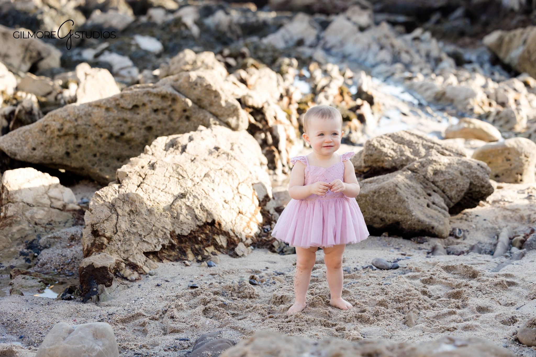 Corona del Mar family mini photography featuring coastal textures

Little Corona Beach family mini session with natural candid expressions