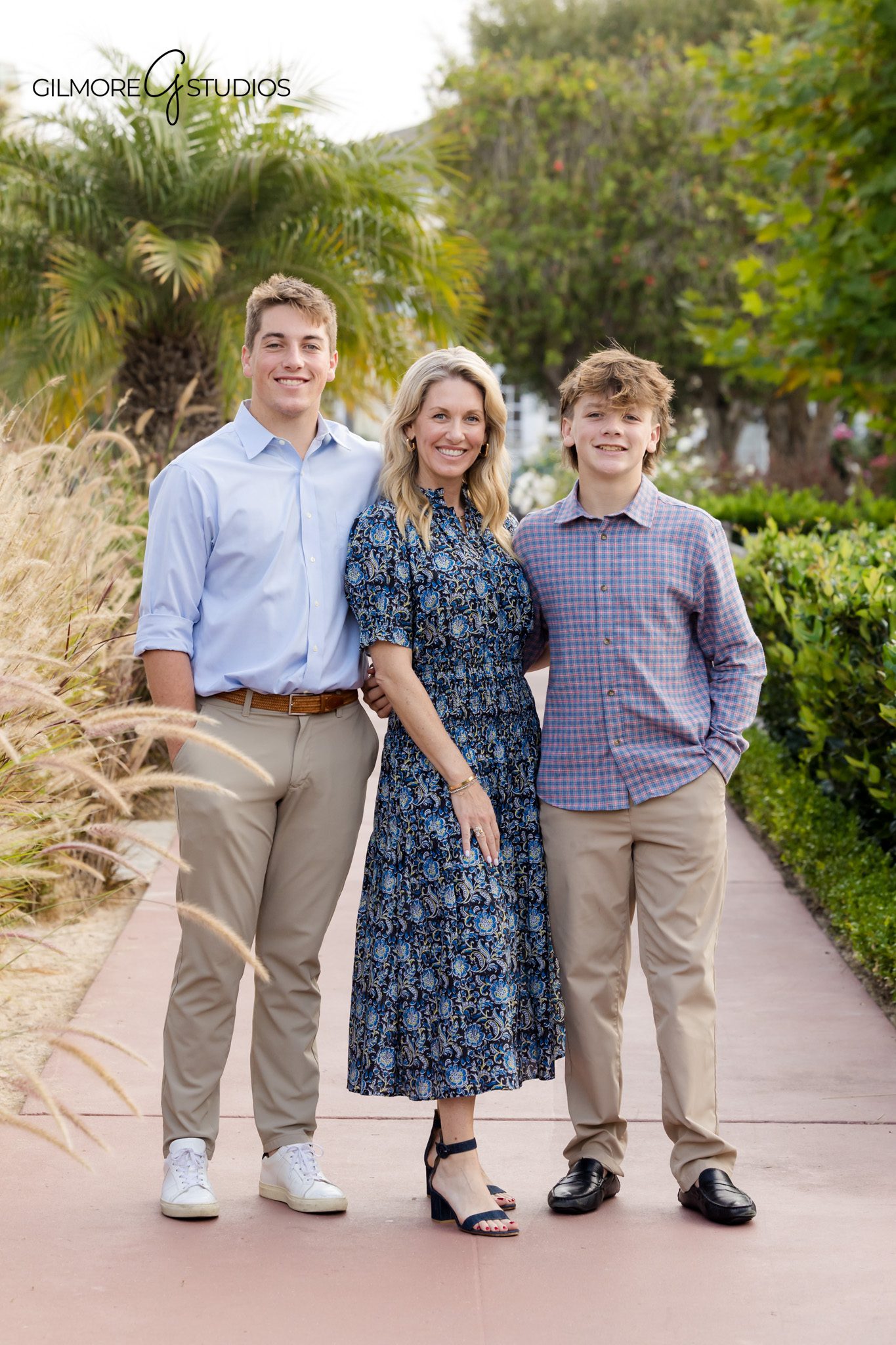 Balboa Peninsula extended family holiday photography with ocean backdrop

Newport Beach extended family photographer capturing holiday family portraits